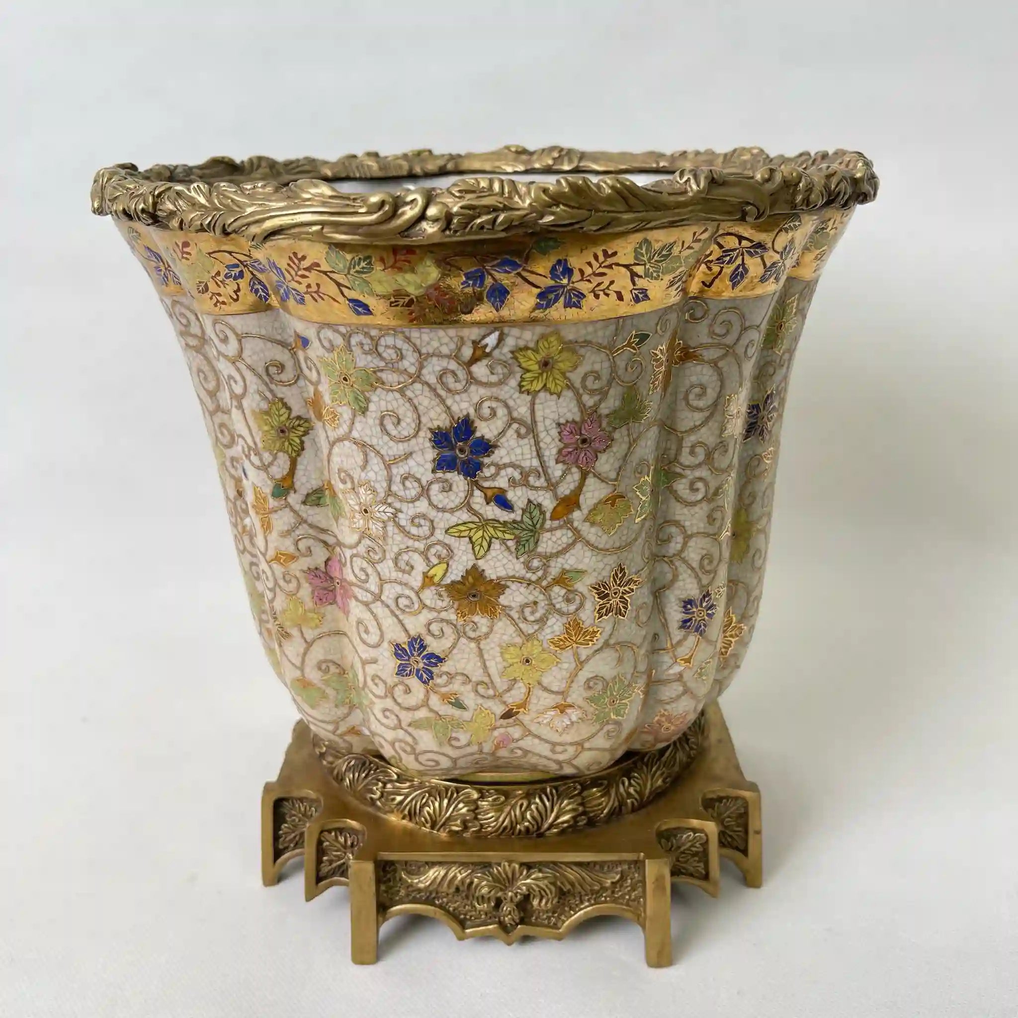 【アンティーク】 フラワーベース(花瓶) / Carnaby Ormolu(カーナビー・オルモル) / 陶器 / 唐草模様