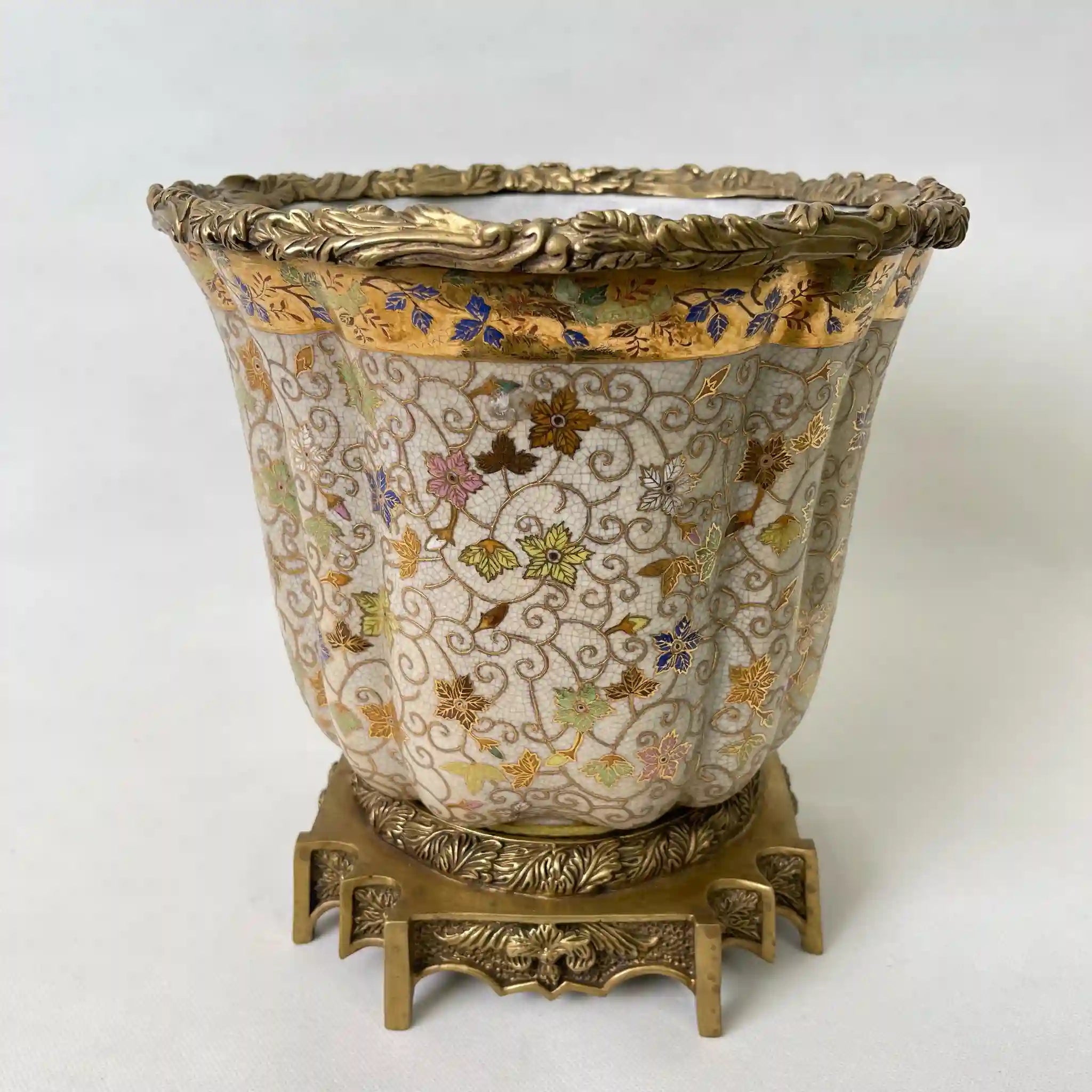 【アンティーク】 フラワーベース(花瓶) / Carnaby Ormolu(カーナビー・オルモル) / 陶器 / 唐草模様