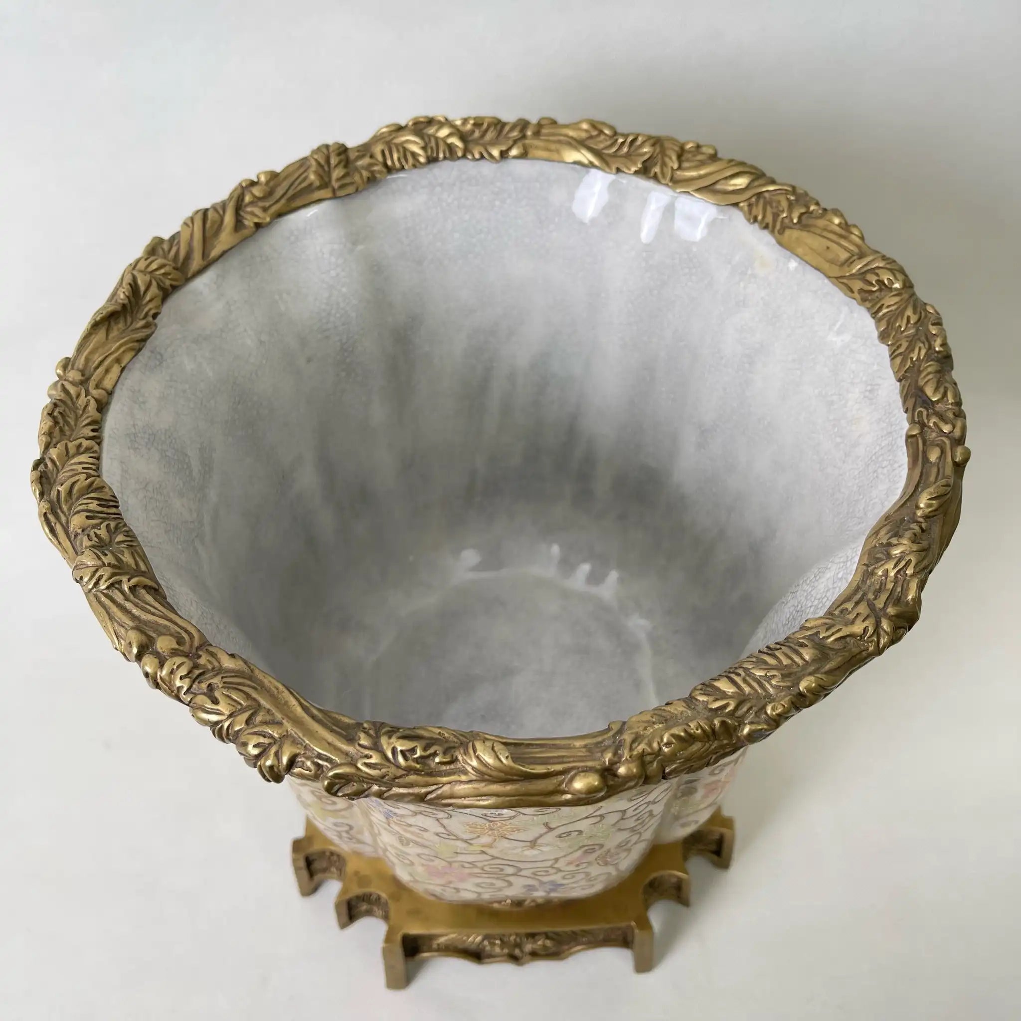【アンティーク】 フラワーベース(花瓶) / Carnaby Ormolu(カーナビー・オルモル) / 陶器 / 唐草模様