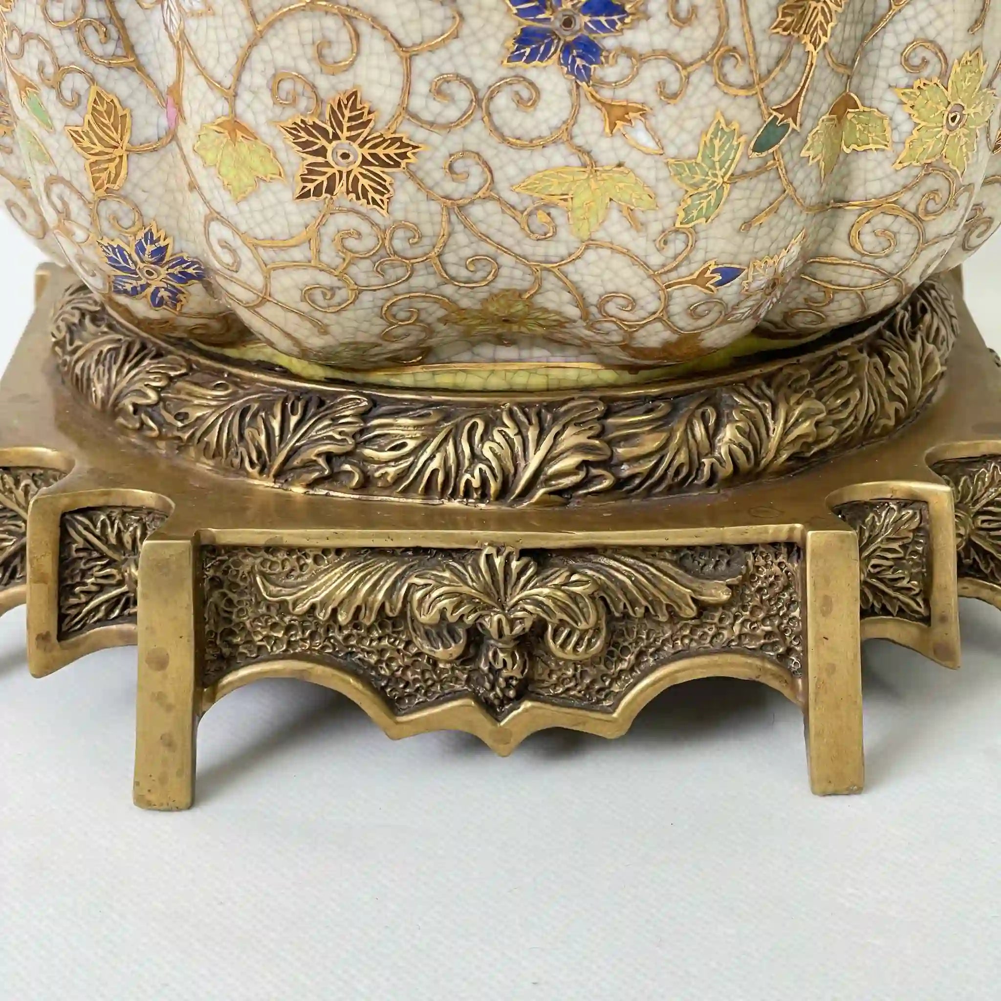 【アンティーク】 フラワーベース(花瓶) / Carnaby Ormolu(カーナビー・オルモル) / 陶器 / 唐草模様