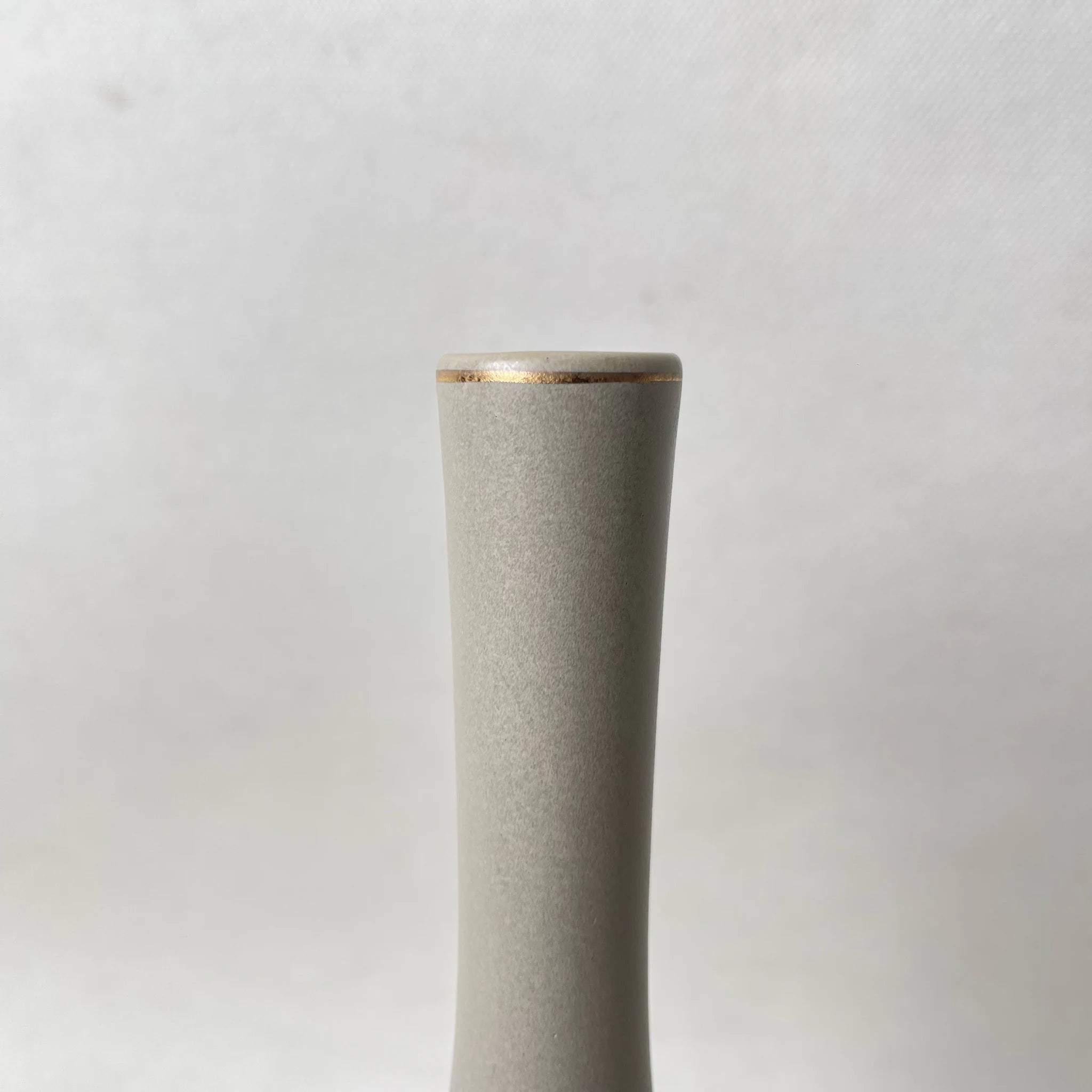 【リユース】 一輪挿し(花瓶) / 九谷松月 / 鶴首型 九谷焼 / 陶器 / 日本 / 金彩白椿文手描き / 箱付き