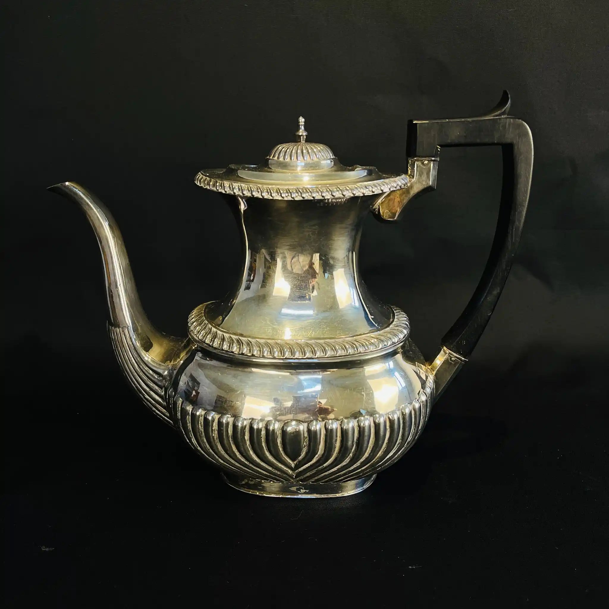 【アンティーク】 シュガーポット&クリーナー / Elkington(エルキントン) / ガドルーン装飾 / シルバーメッキ黒檀材 / イギリス / (ツインハンドル)、コーヒーポット&ティーポット(黒檀ハンドル)