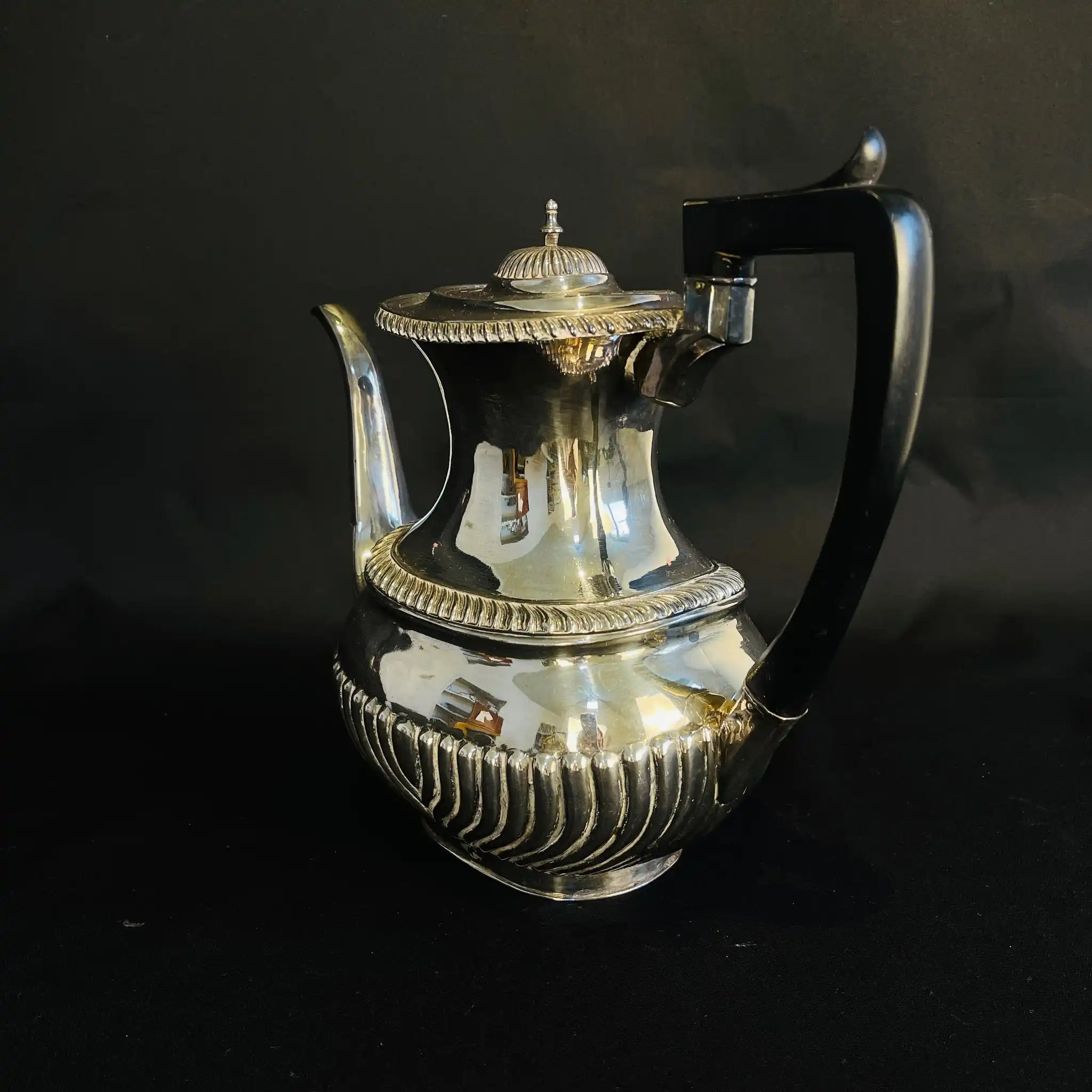 【アンティーク】 シュガーポット&クリーナー / Elkington(エルキントン) / ガドルーン装飾 / シルバーメッキ黒檀材 / イギリス / (ツインハンドル)、コーヒーポット&ティーポット(黒檀ハンドル)