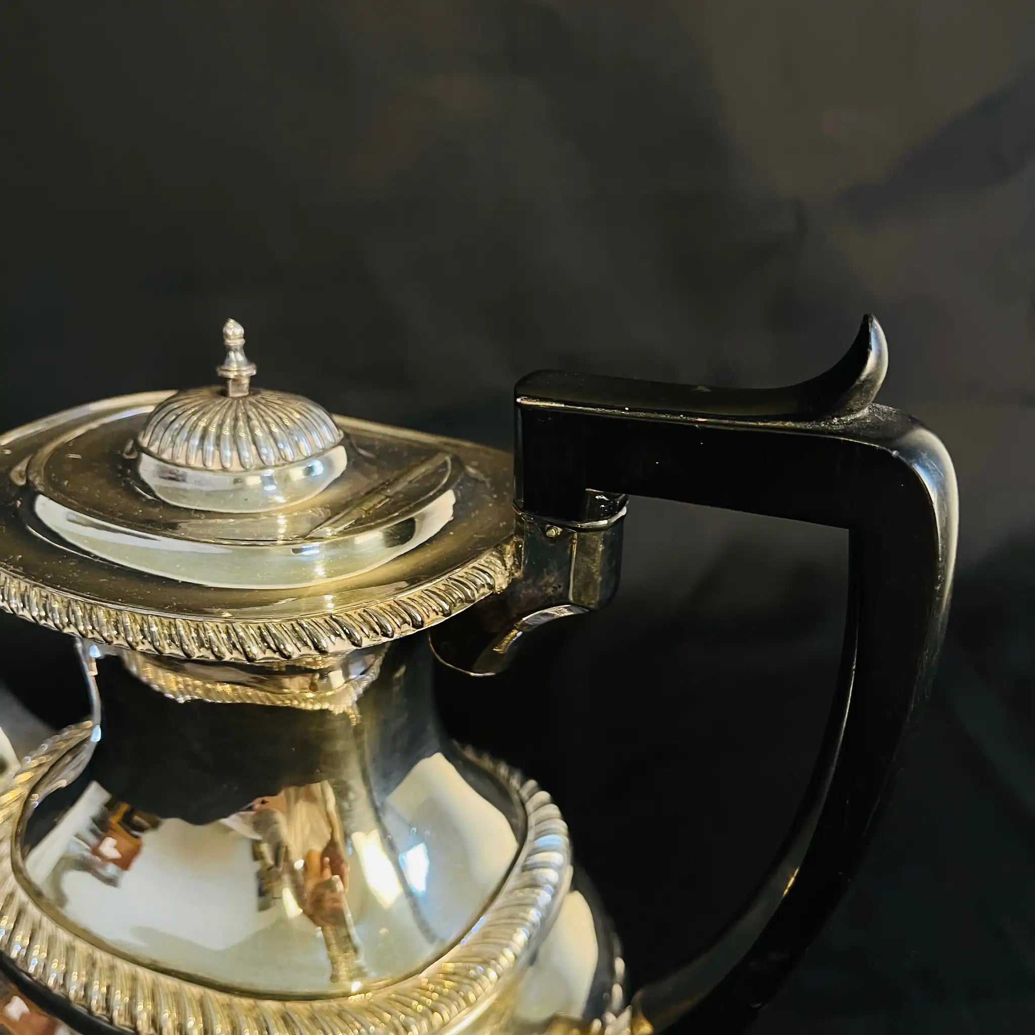 【アンティーク】 シュガーポット&クリーナー / Elkington(エルキントン) / ガドルーン装飾 / シルバーメッキ黒檀材 / イギリス / (ツインハンドル)、コーヒーポット&ティーポット(黒檀ハンドル)