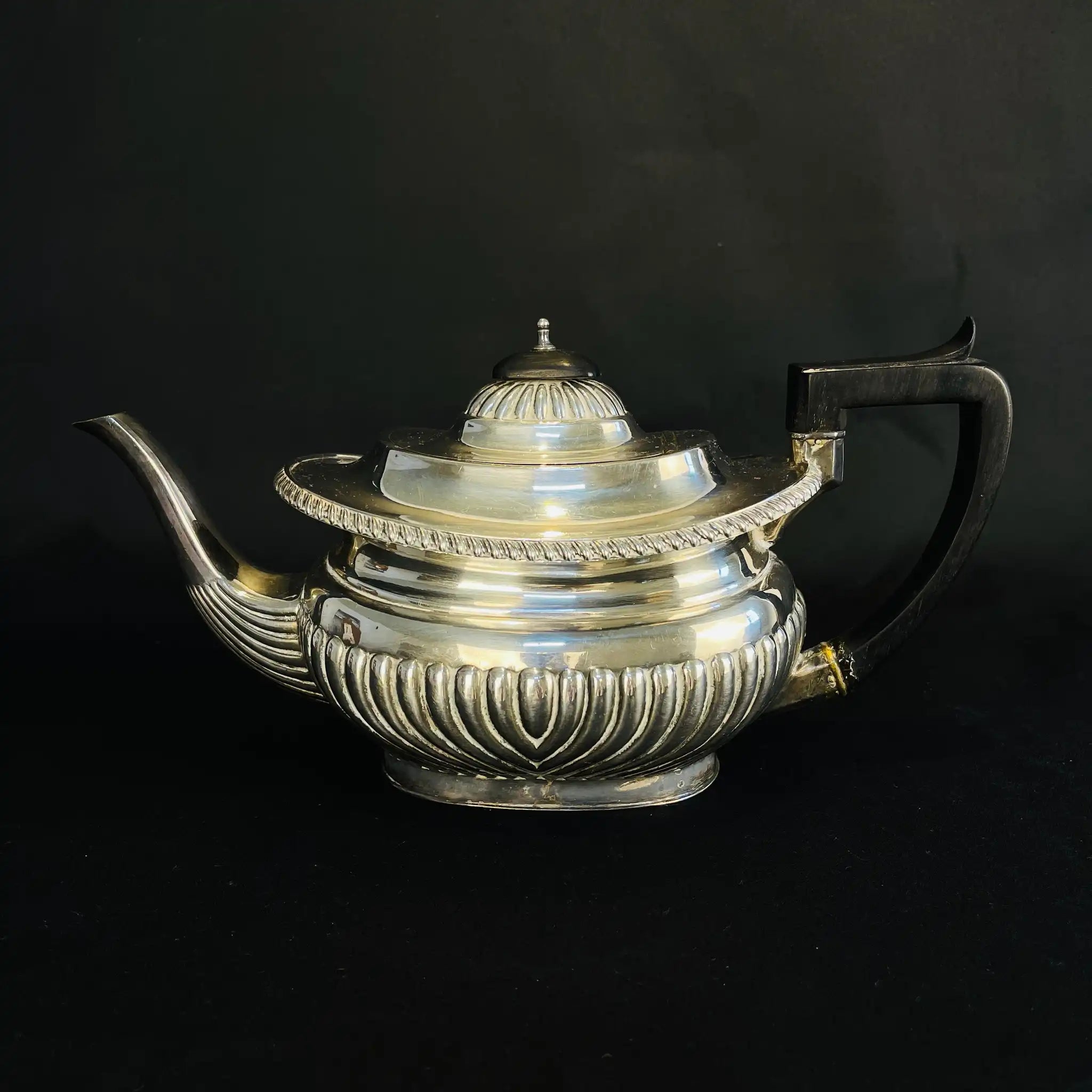 【アンティーク】 シュガーポット&クリーナー / Elkington(エルキントン) / ガドルーン装飾 / シルバーメッキ黒檀材 / イギリス / (ツインハンドル)、コーヒーポット&ティーポット(黒檀ハンドル)