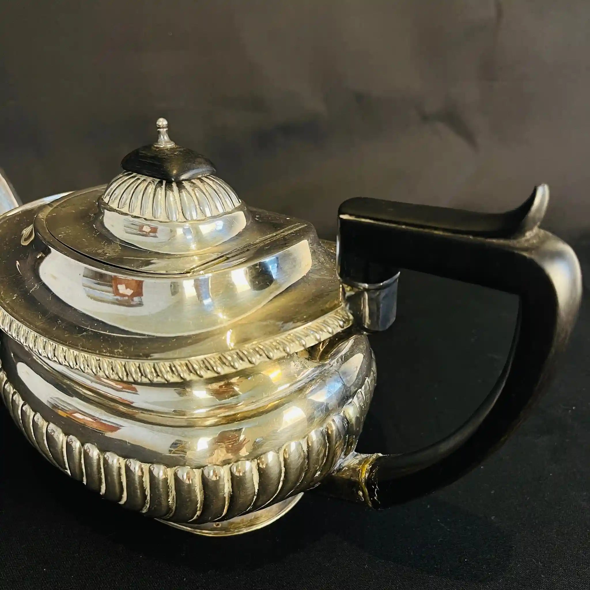 【アンティーク】 シュガーポット&クリーナー / Elkington(エルキントン) / ガドルーン装飾 / シルバーメッキ黒檀材 / イギリス / (ツインハンドル)、コーヒーポット&ティーポット(黒檀ハンドル)