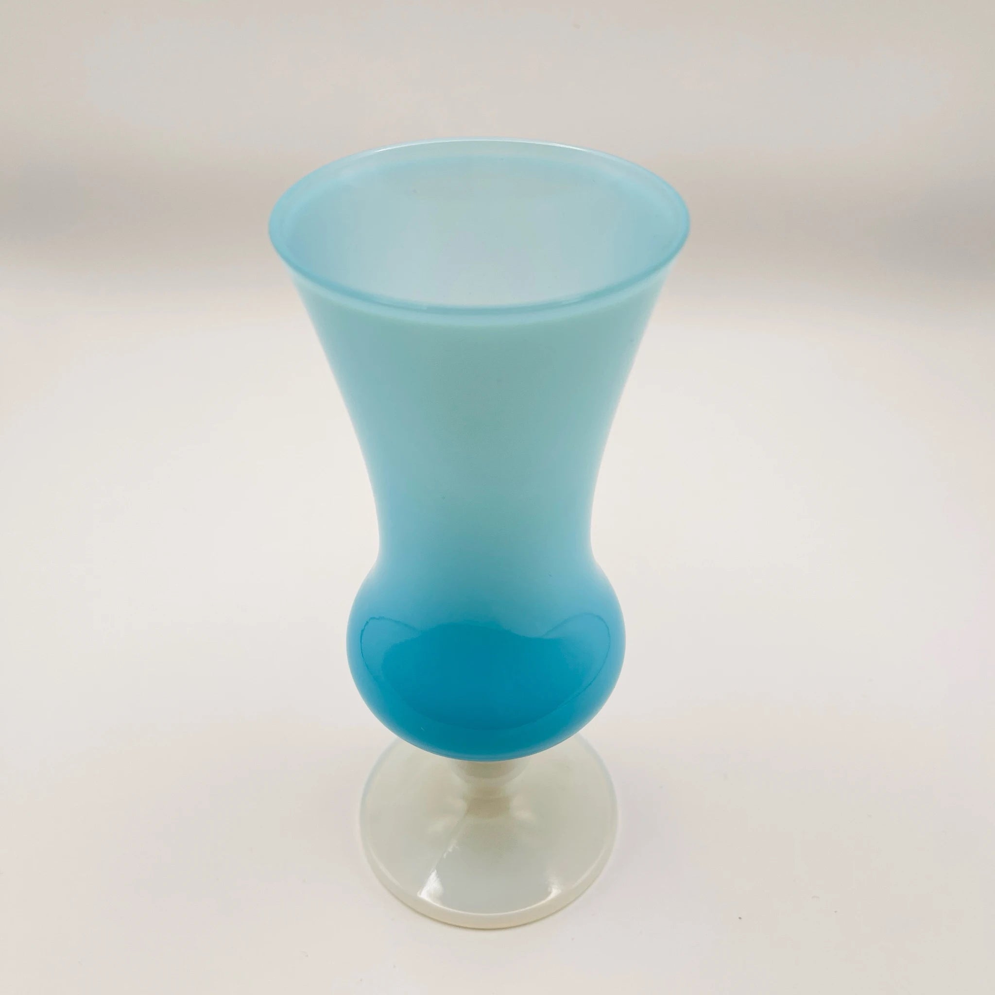 【リユース】 フラワーベース(花瓶) / 19世紀以降 / オパリンガラス / フランス / 乳白色の半透明性