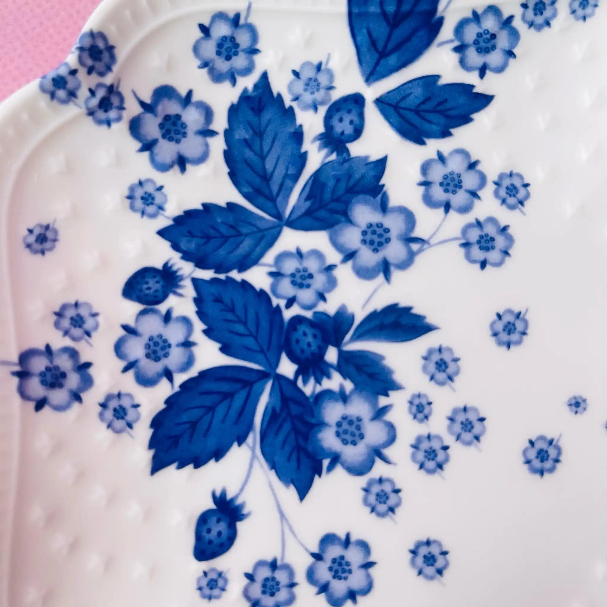 【リユース】 プレート(皿) / WEDGEWOOD(ウェッジウッド) / ストロベリーブルーム / Fine Bone China / 未使用品 箱あり