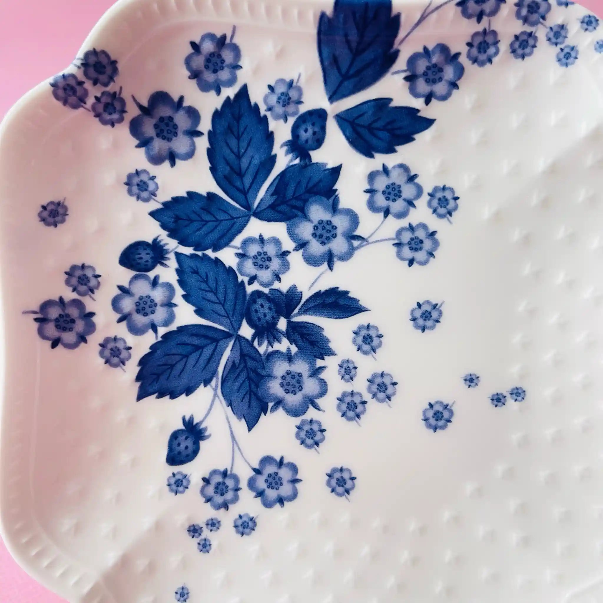 【リユース】 プレート(皿) / WEDGEWOOD(ウェッジウッド) / ストロベリーブルーム / Fine Bone China / 未使用品 箱あり