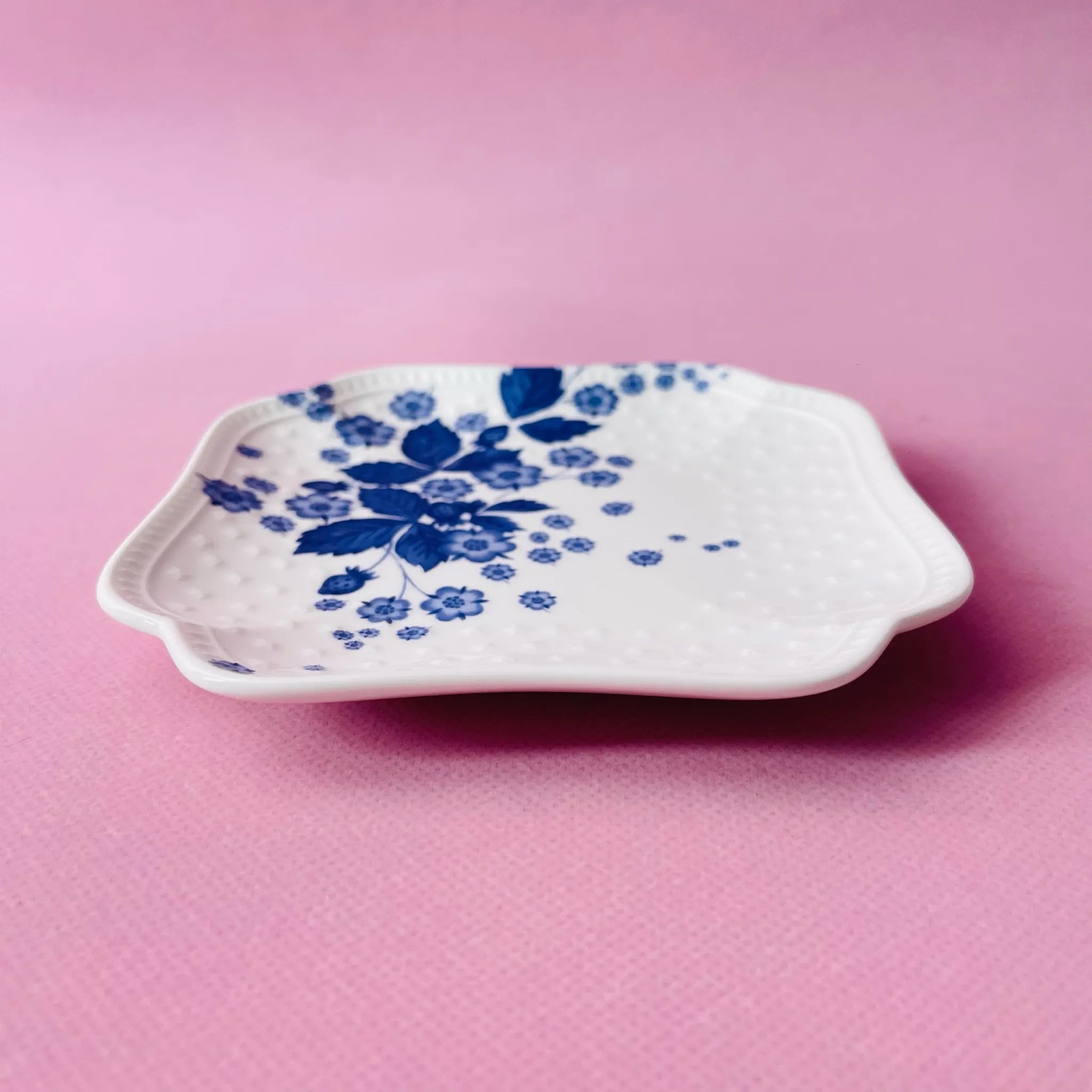 【リユース】 プレート(皿) / WEDGEWOOD(ウェッジウッド) / ストロベリーブルーム / Fine Bone China / 未使用品 箱あり