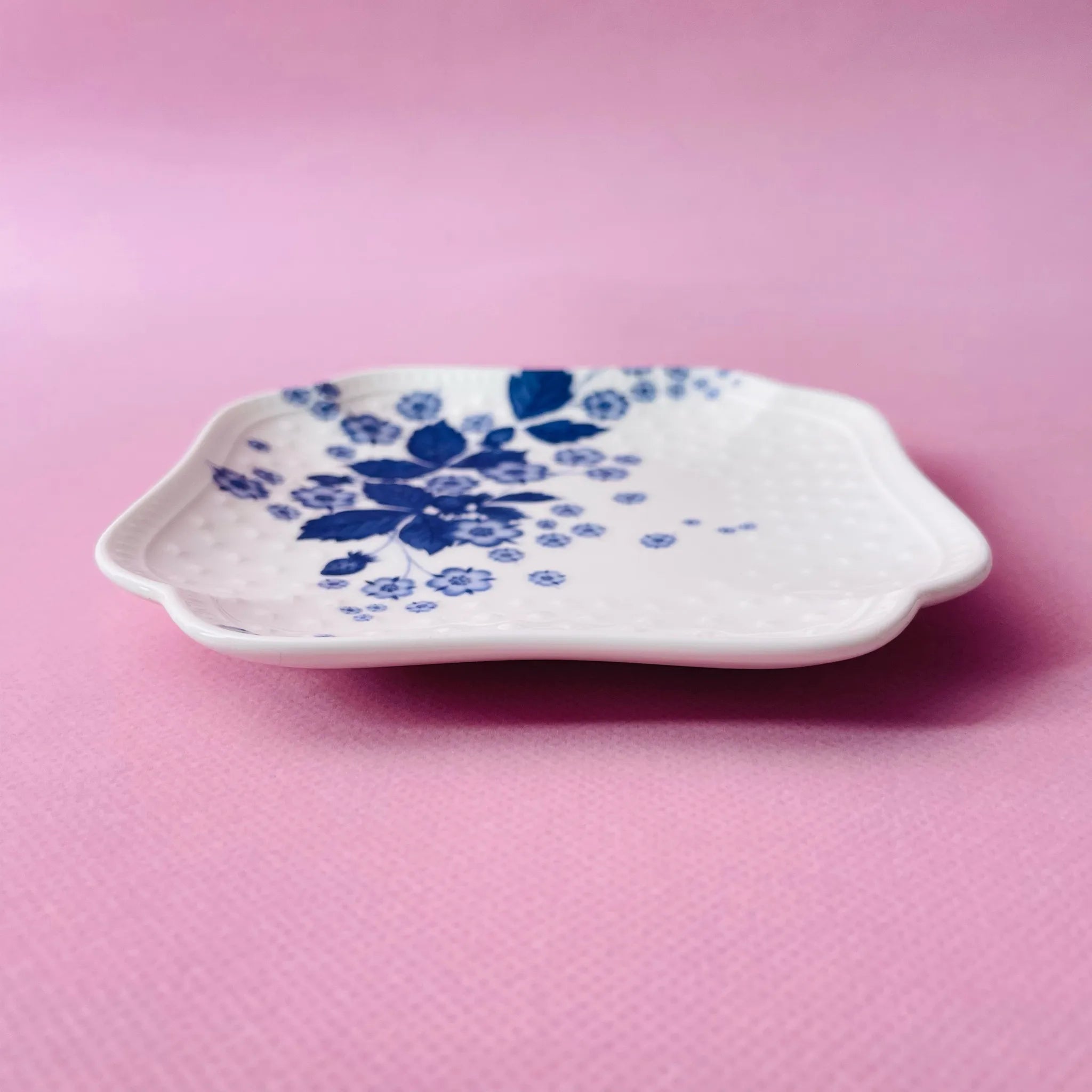 【リユース】 プレート(皿) / WEDGEWOOD(ウェッジウッド) / ストロベリーブルーム / Fine Bone China / 未使用品 箱あり