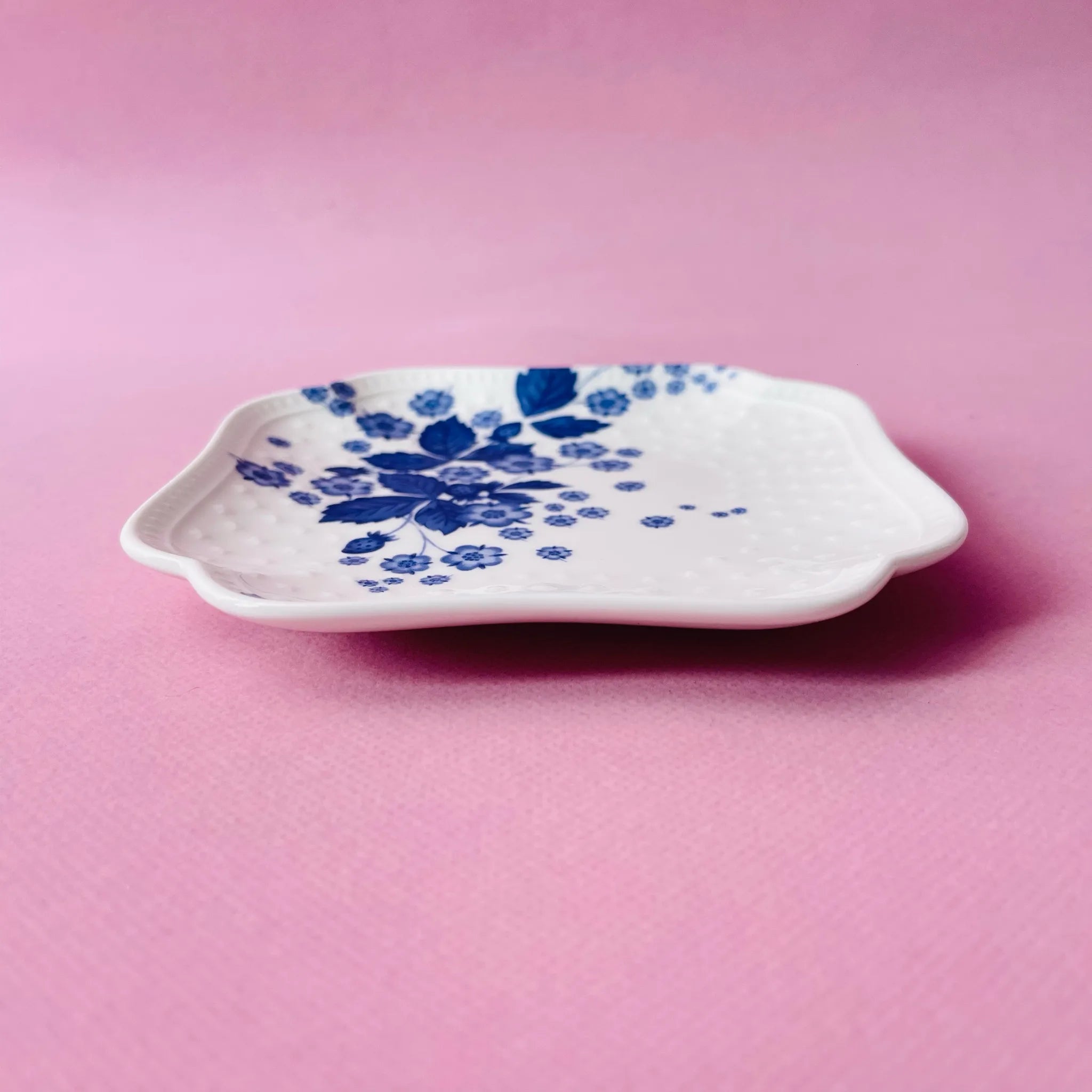 【リユース】 プレート(皿) / WEDGEWOOD(ウェッジウッド) / ストロベリーブルーム / Fine Bone China / 未使用品 箱あり