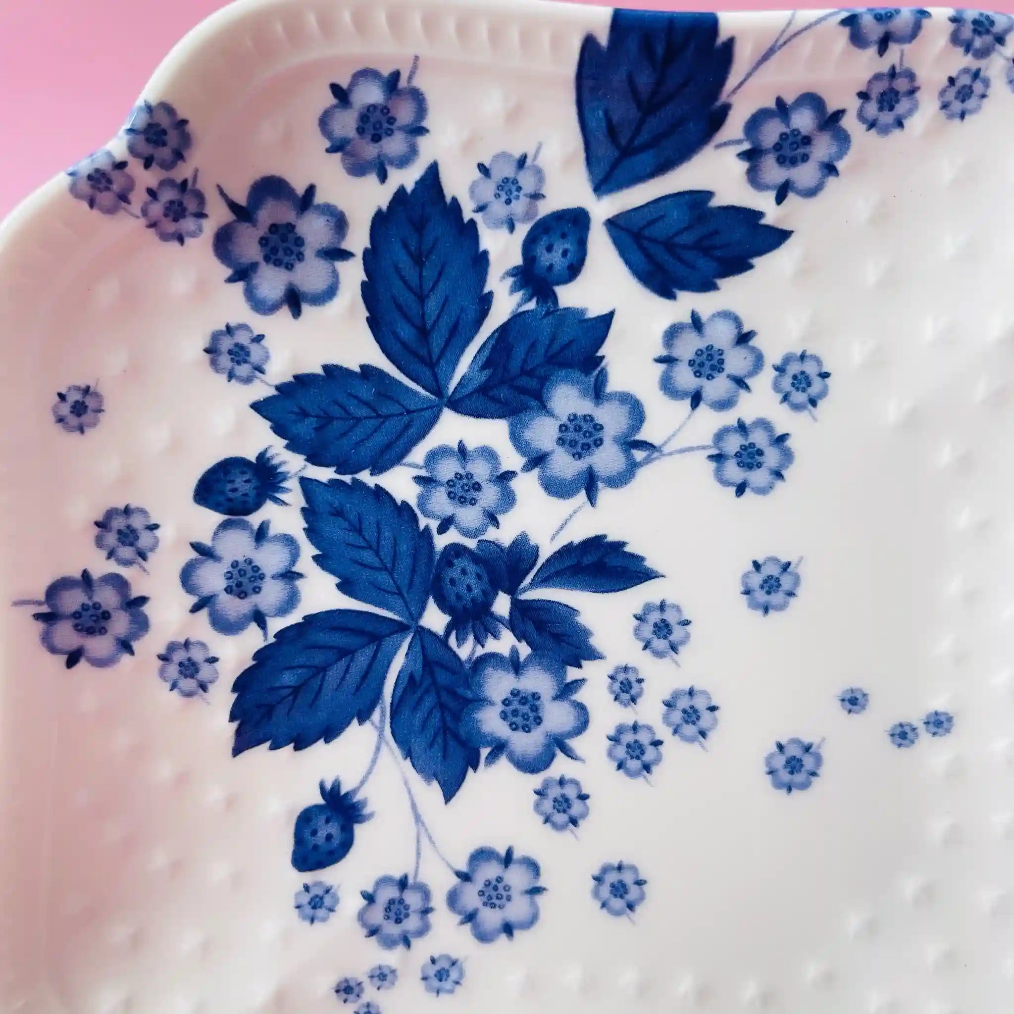 【リユース】 プレート(皿) / WEDGEWOOD(ウェッジウッド) / ストロベリーブルーム / Fine Bone China / 未使用品 箱あり / 箱付き