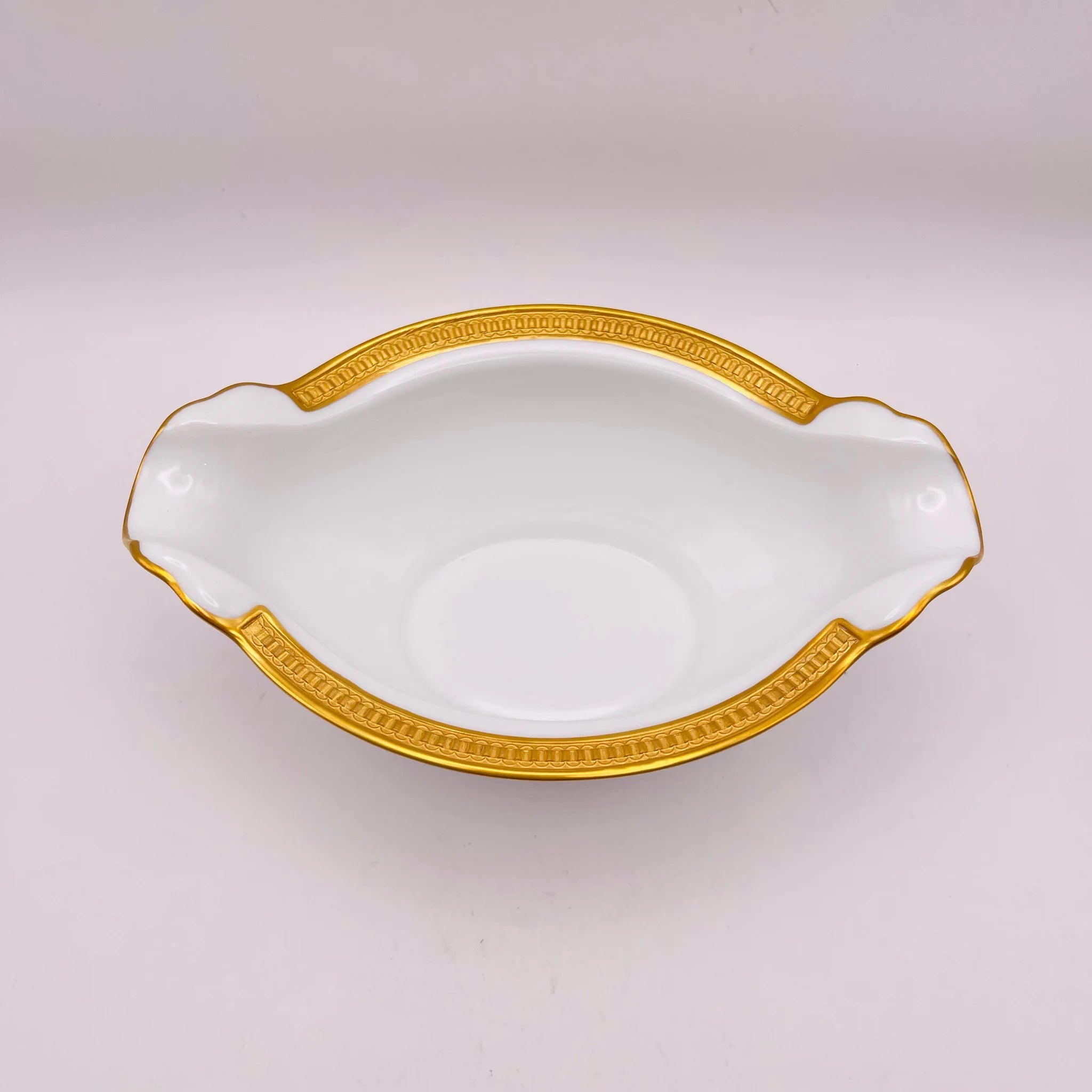 【リユース】 グレービーボート / 大倉陶園 / 片葉金触 / 1920年頃 / 白磁 / 日本 / 金彩装飾・エンボス装飾 未使用