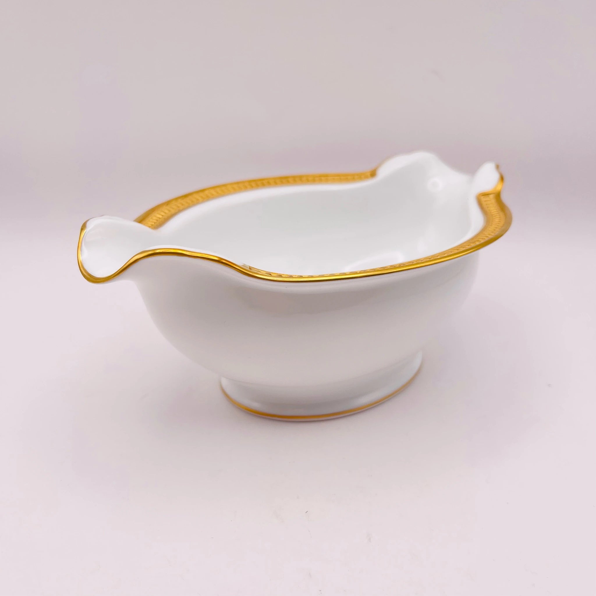 【リユース】 グレービーボート / 大倉陶園 / 片葉金触 / 1920年頃 / 白磁 / 日本 / 金彩装飾・エンボス装飾 未使用