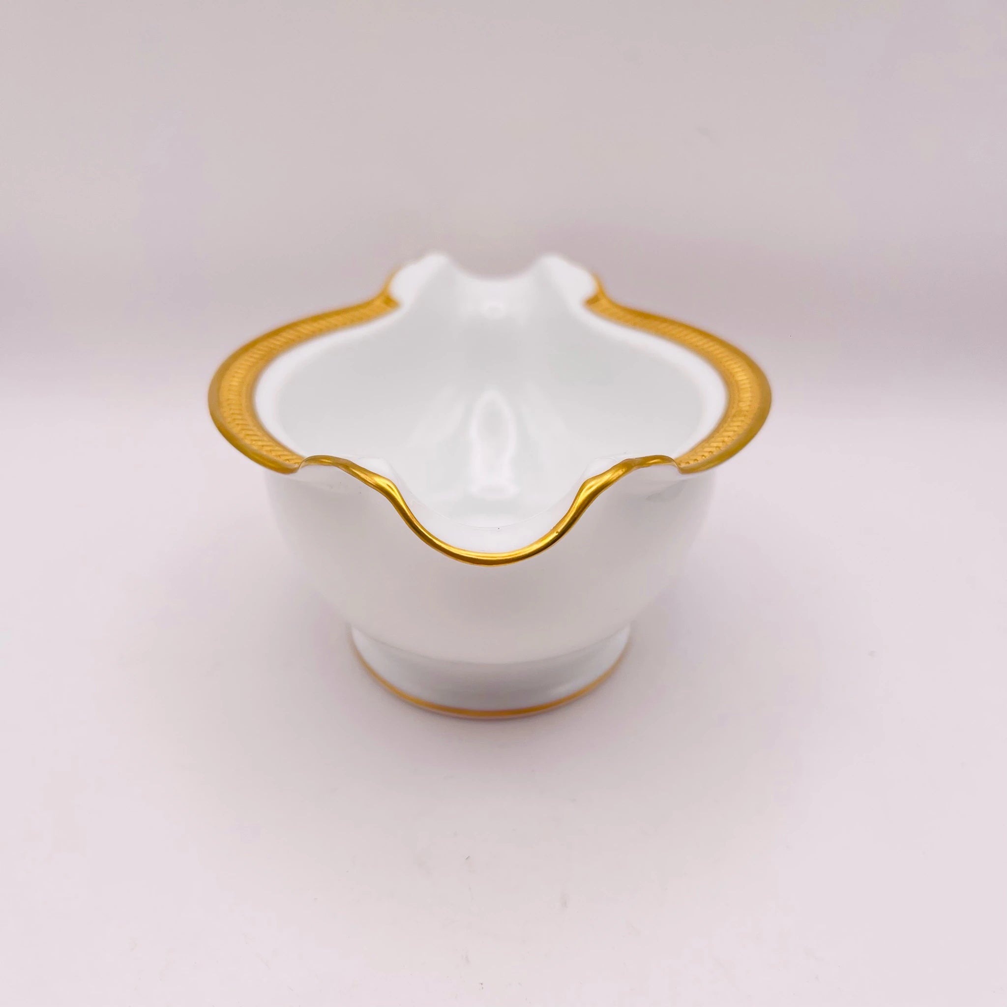 【リユース】 グレービーボート / 大倉陶園 / 片葉金触 / 1920年頃 / 白磁 / 日本 / 金彩装飾・エンボス装飾 未使用