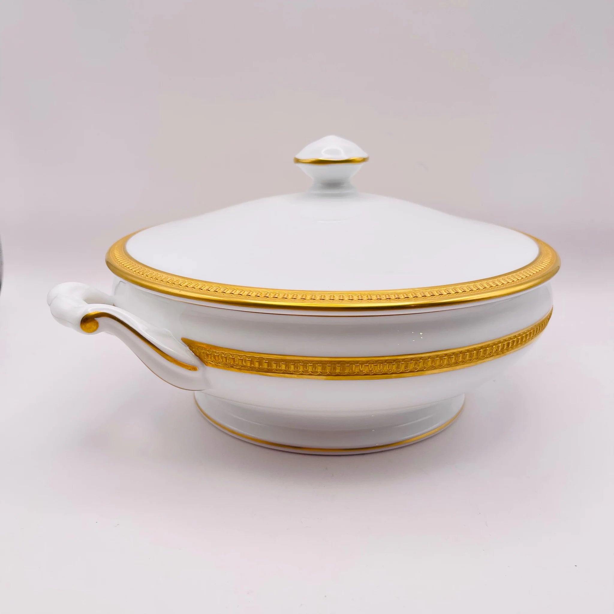 【リユース】 蓋つきポット / 大倉陶園 / 片葉金触 / 1920年頃 / 白磁 / 日本 / 金彩装飾・エンボス装飾 未使用