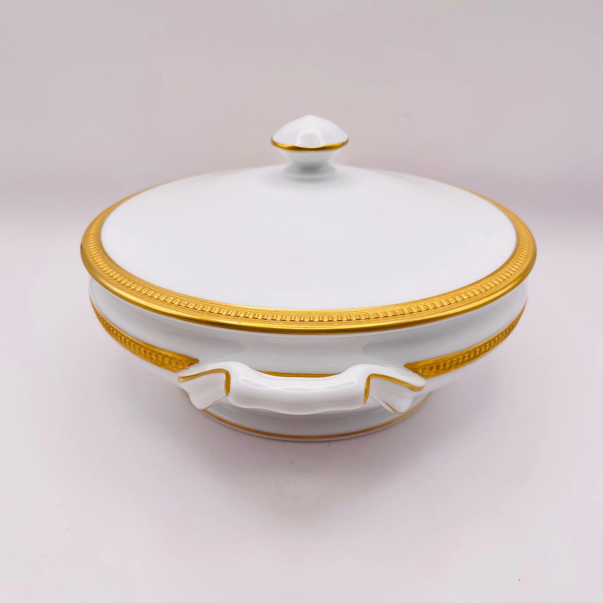 【リユース】 蓋つきポット / 大倉陶園 / 片葉金触 / 1920年頃 / 白磁 / 日本 / 金彩装飾・エンボス装飾 未使用