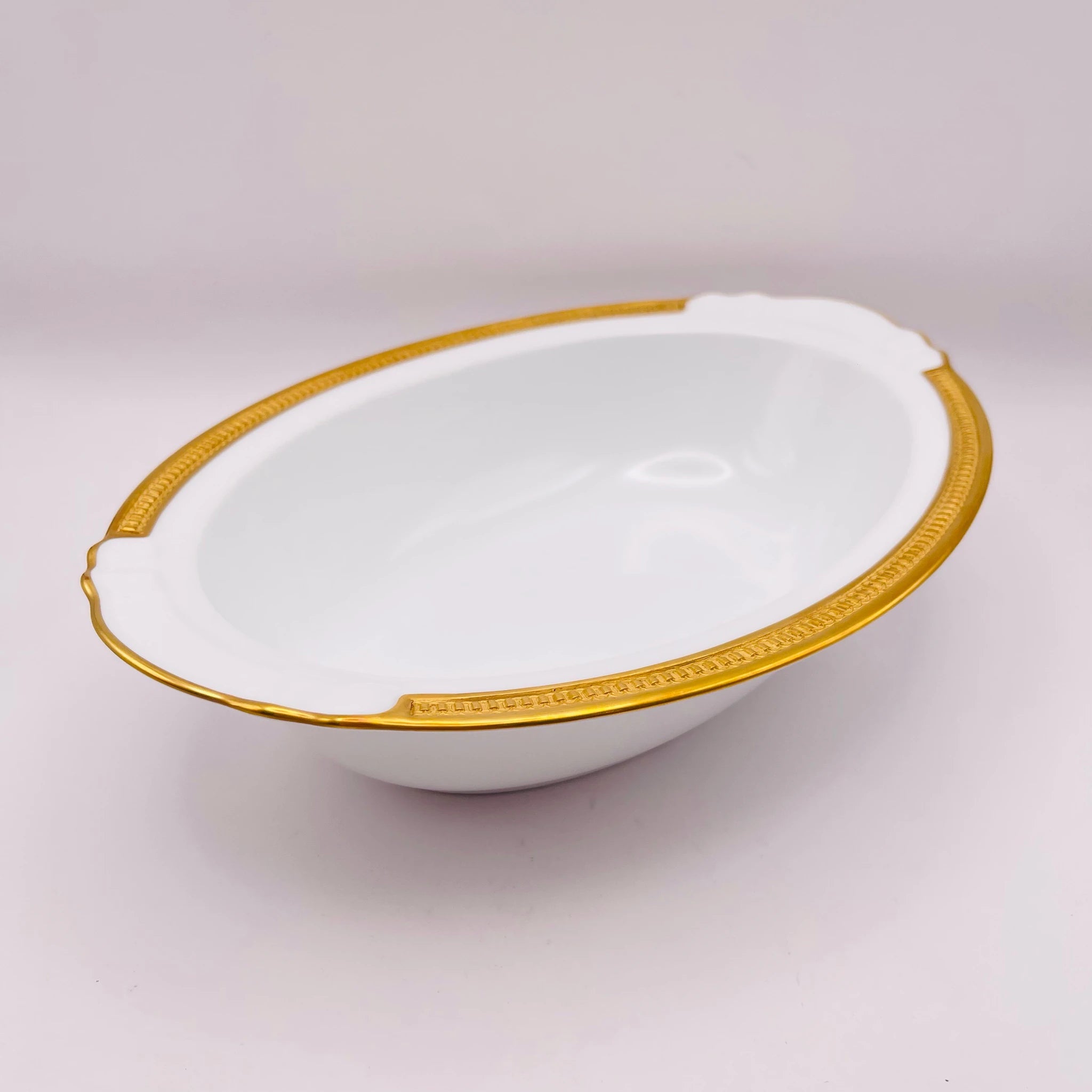 【リユース】 オーバルプレート / 大倉陶園 / 片葉金触 / 1920年頃 / 白磁 / 日本 / 金彩装飾・エンボス装飾 未使用