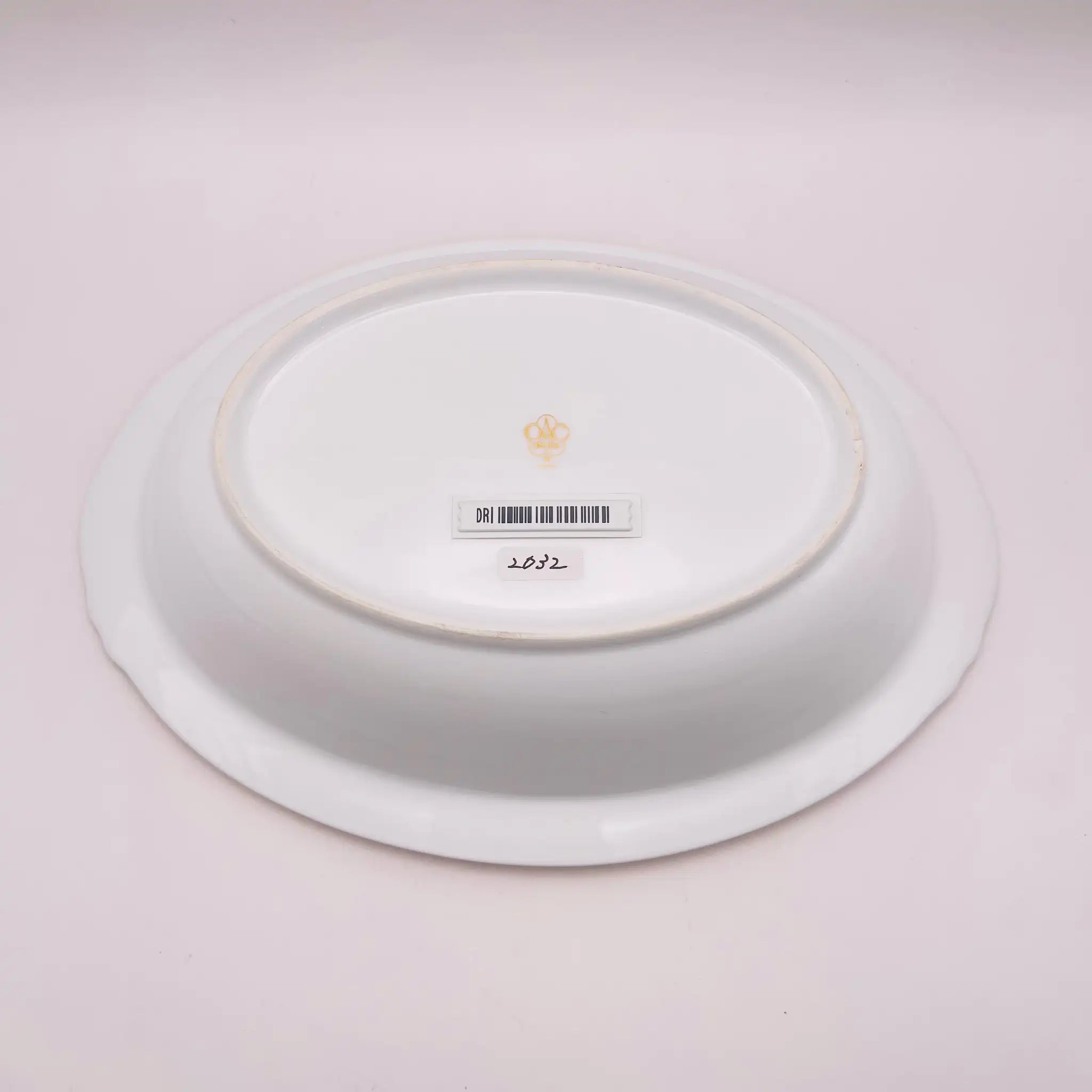 【リユース】 オーバルプレート / 大倉陶園 / 片葉金触 / 1920年頃 / 白磁 / 日本 / 金彩装飾・エンボス装飾 未使用