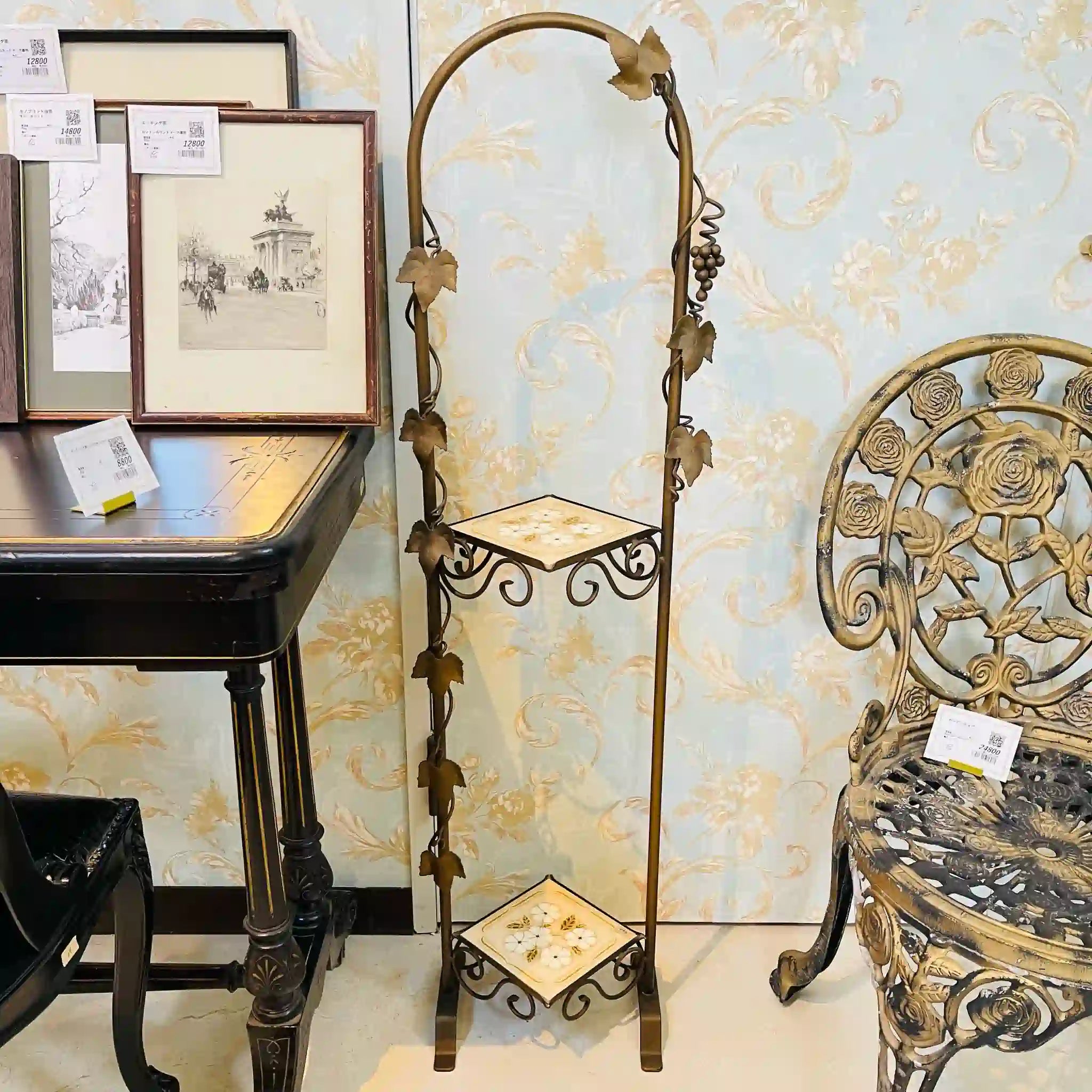 【リユース】 アンティーク調ライト付きシェルフ