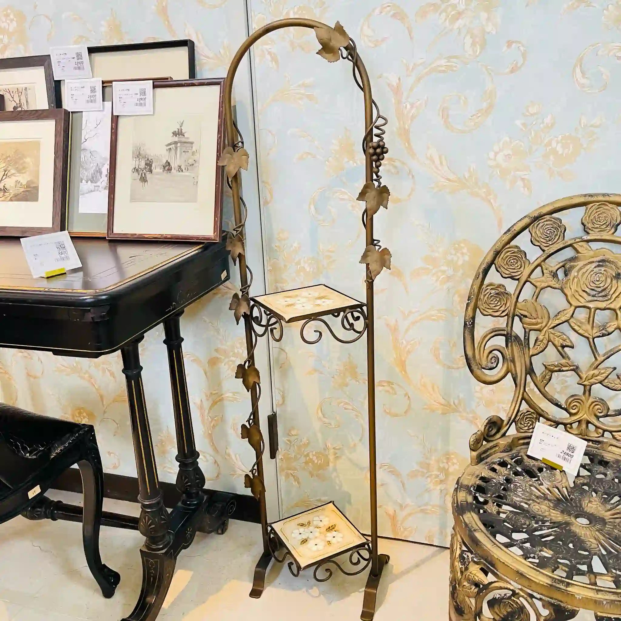 【リユース】 アンティーク調ライト付きシェルフ