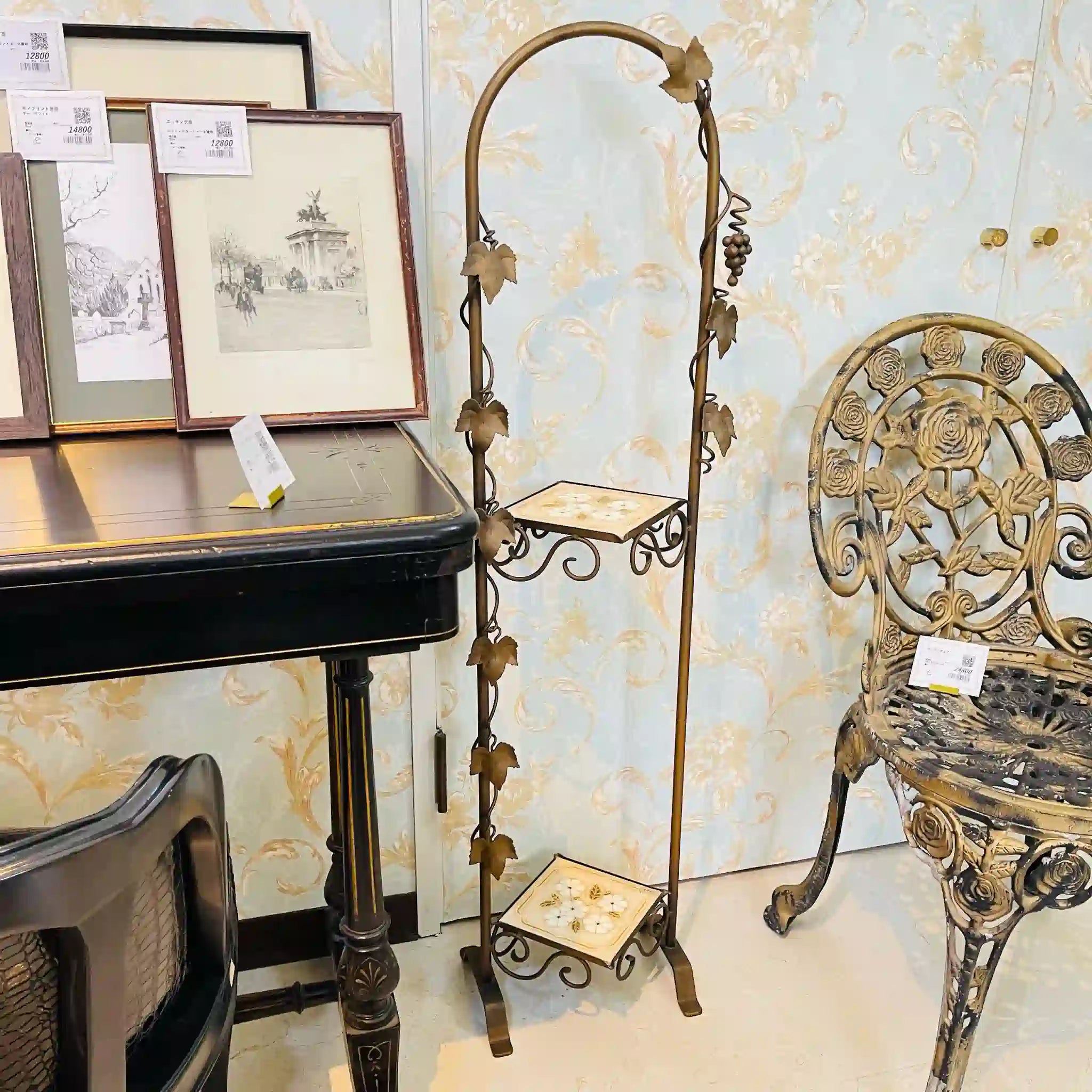 【リユース】 アンティーク調ライト付きシェルフ