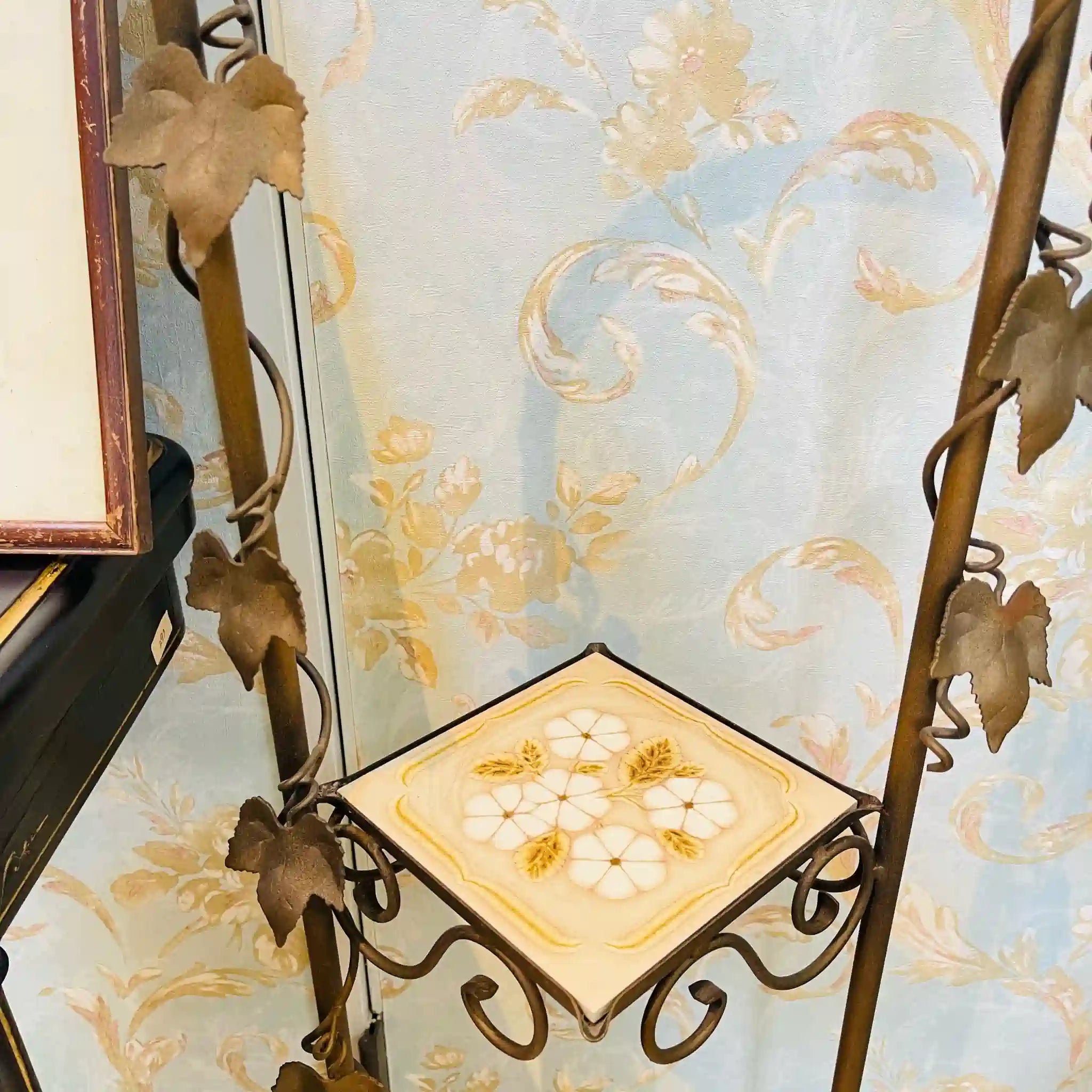 【リユース】 アンティーク調ライト付きシェルフ