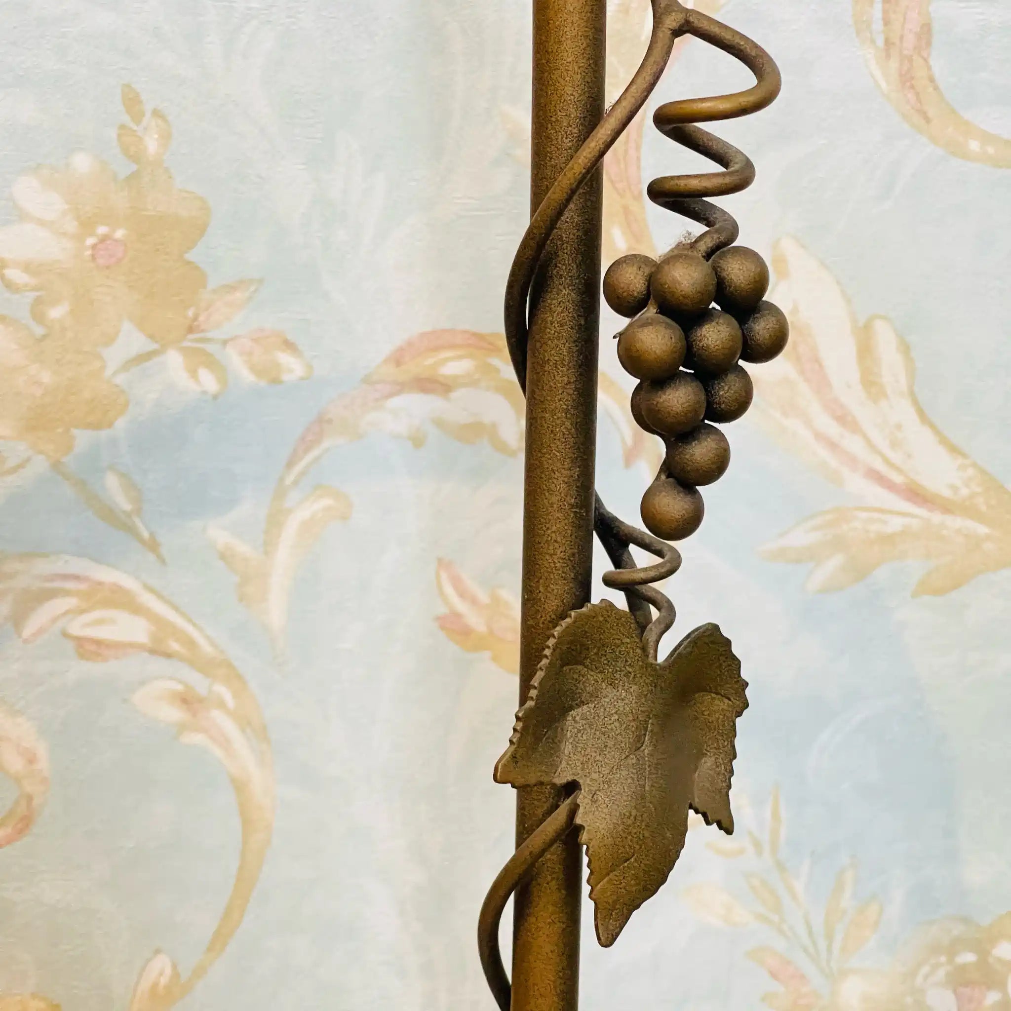 【リユース】 アンティーク調ライト付きシェルフ