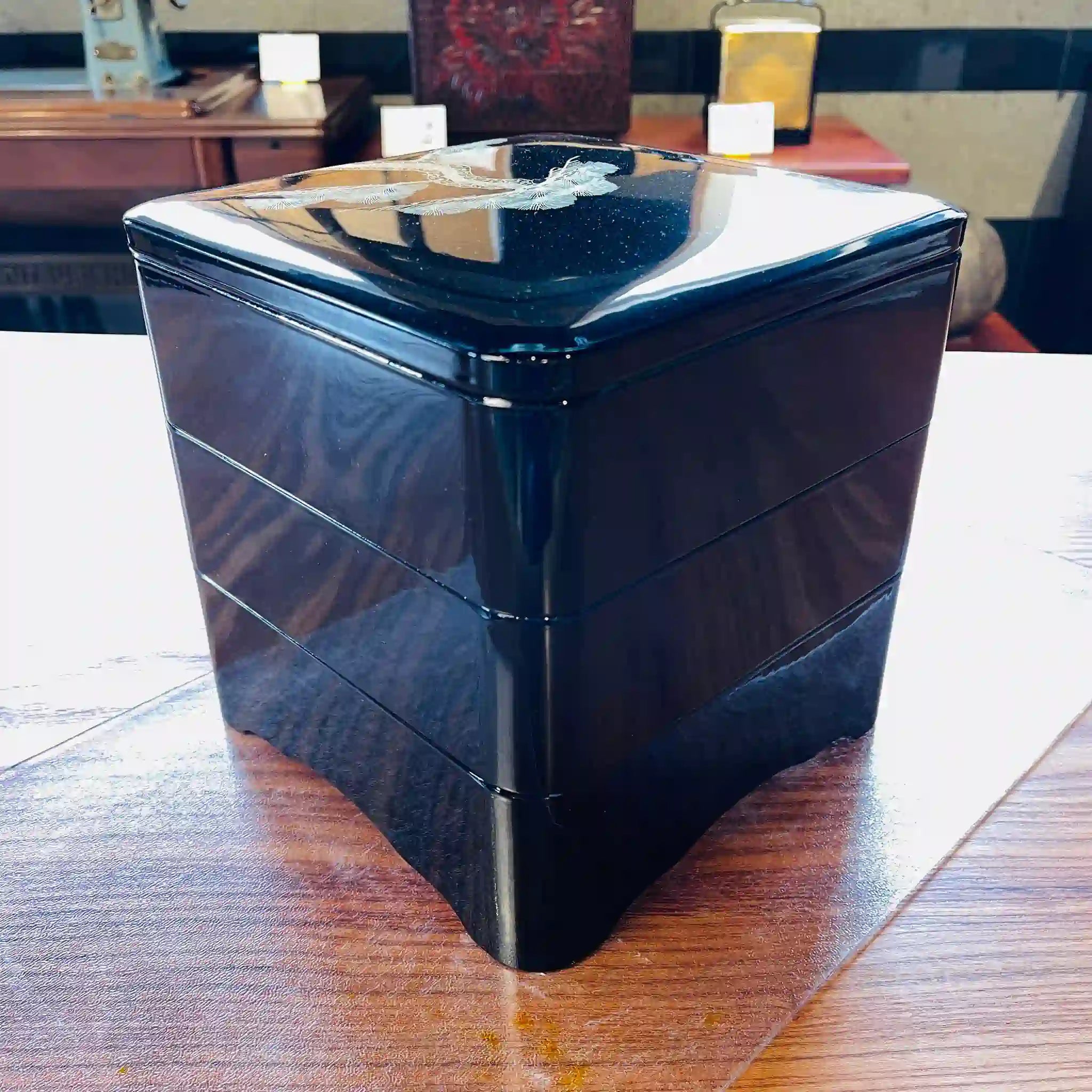 【骨董品】 漆塗り三段重 / 日本 / 木箱あり