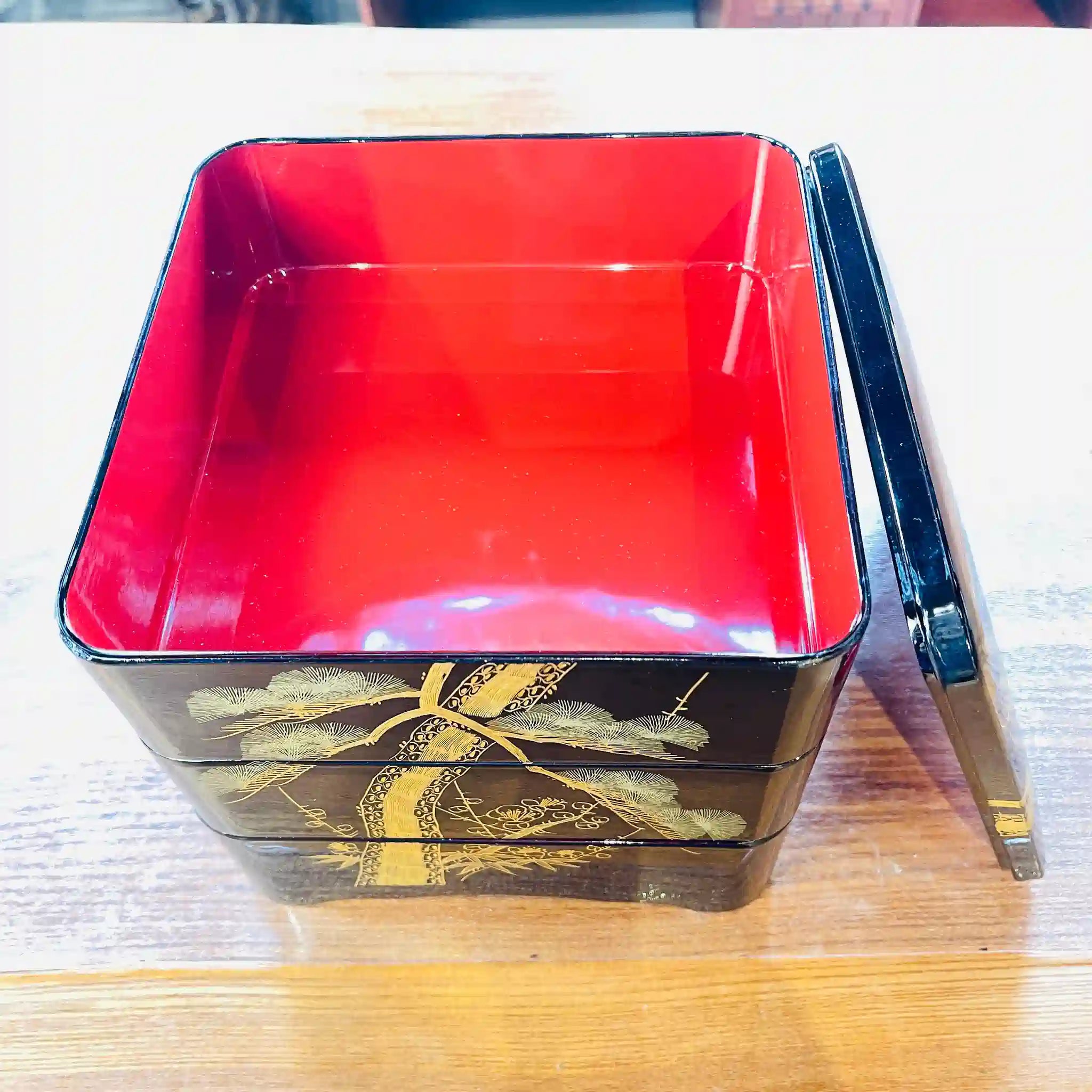 【骨董品】 漆塗り三段重 / 日本 / 木箱あり