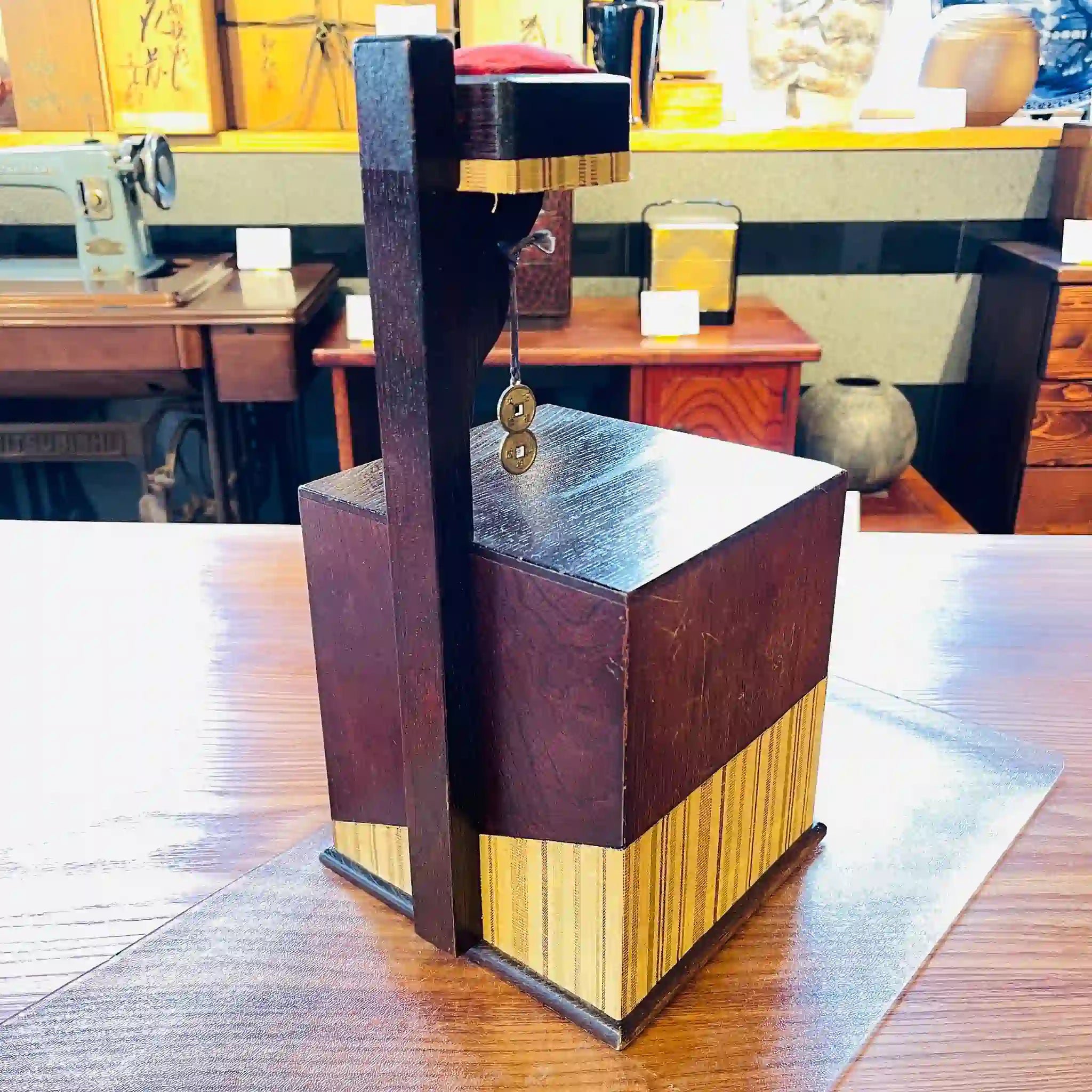 【骨董品】 裁縫箱 / 栗材 / 櫓付き