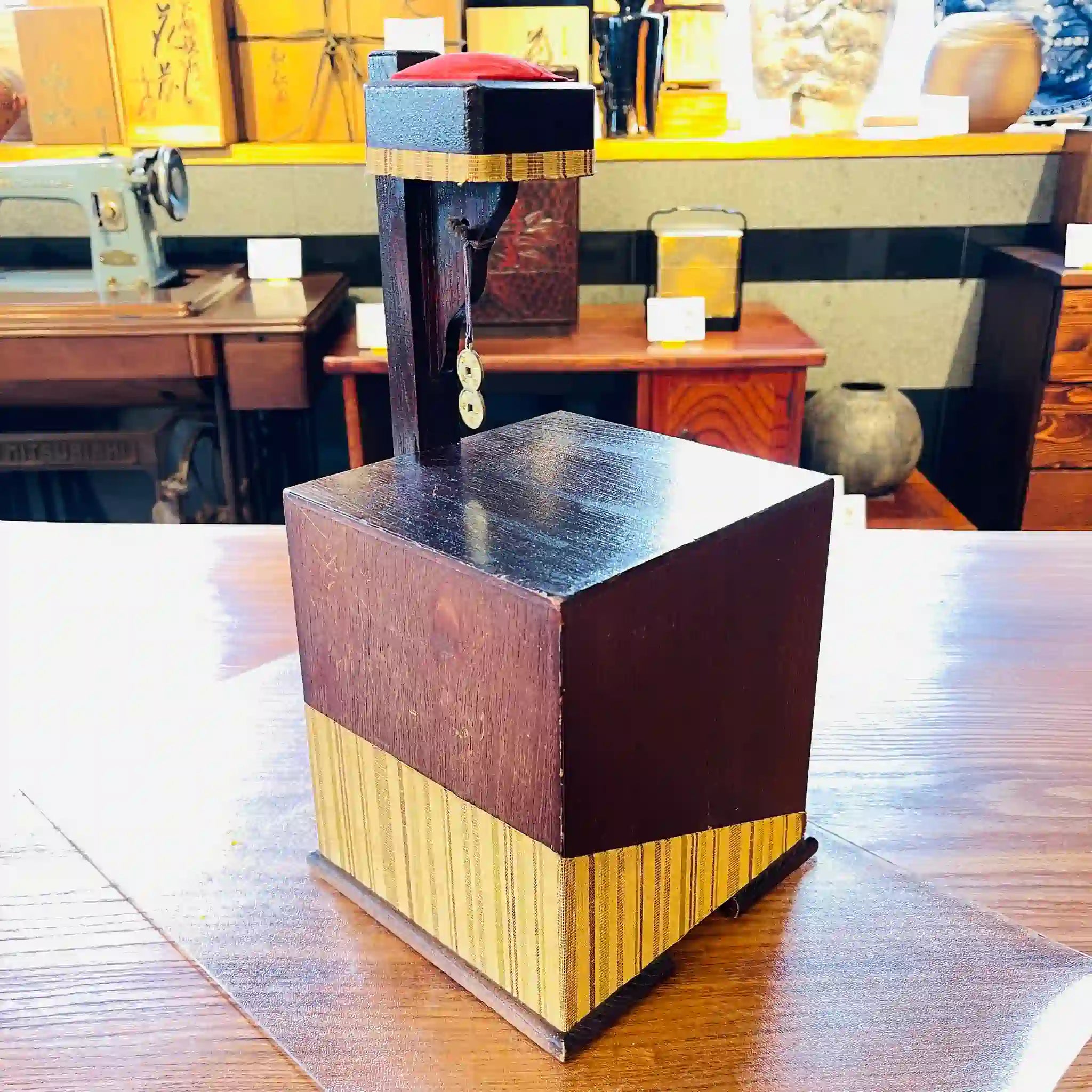 【骨董品】 裁縫箱 / 栗材 / 櫓付き