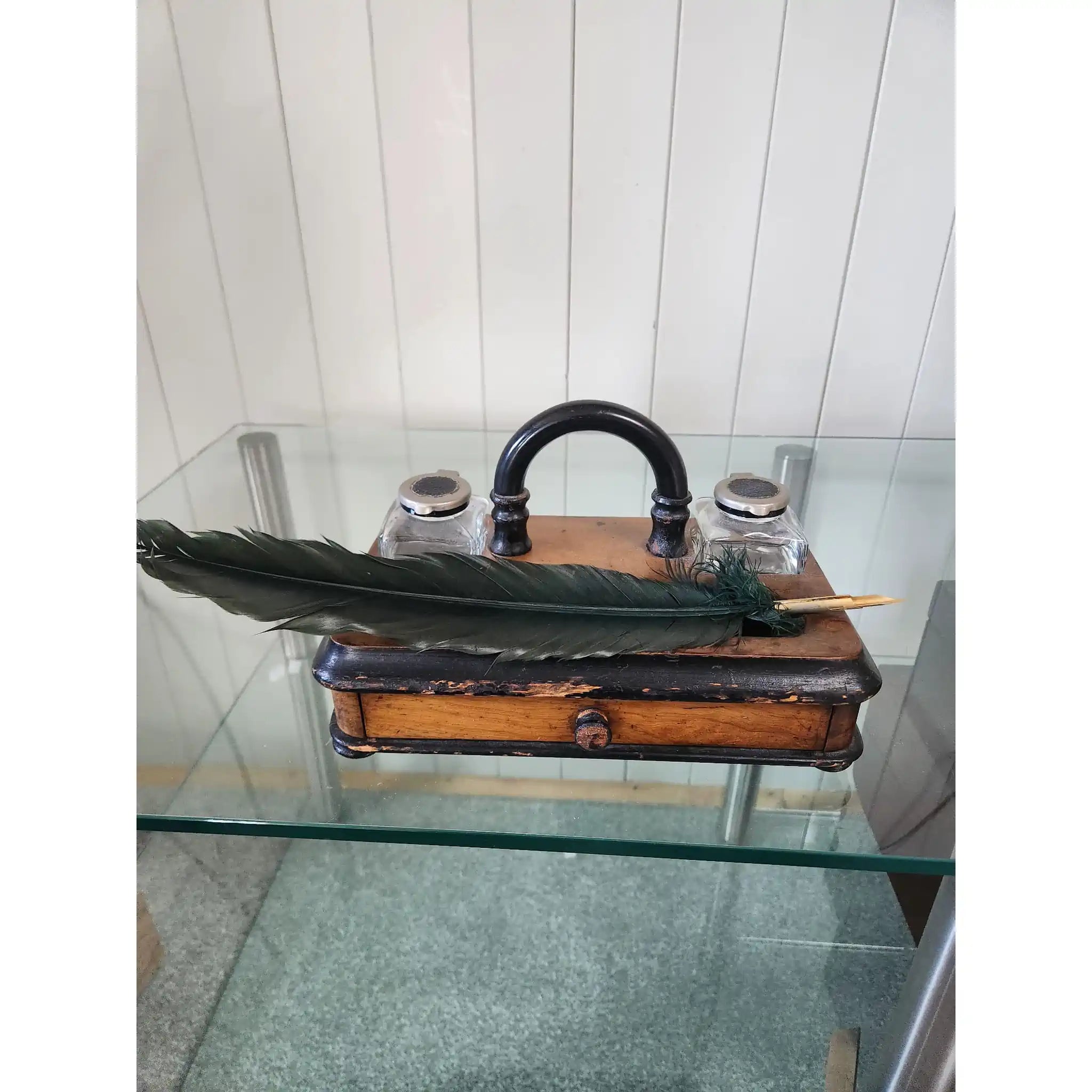 【】 羽毛筆付きのインク瓶