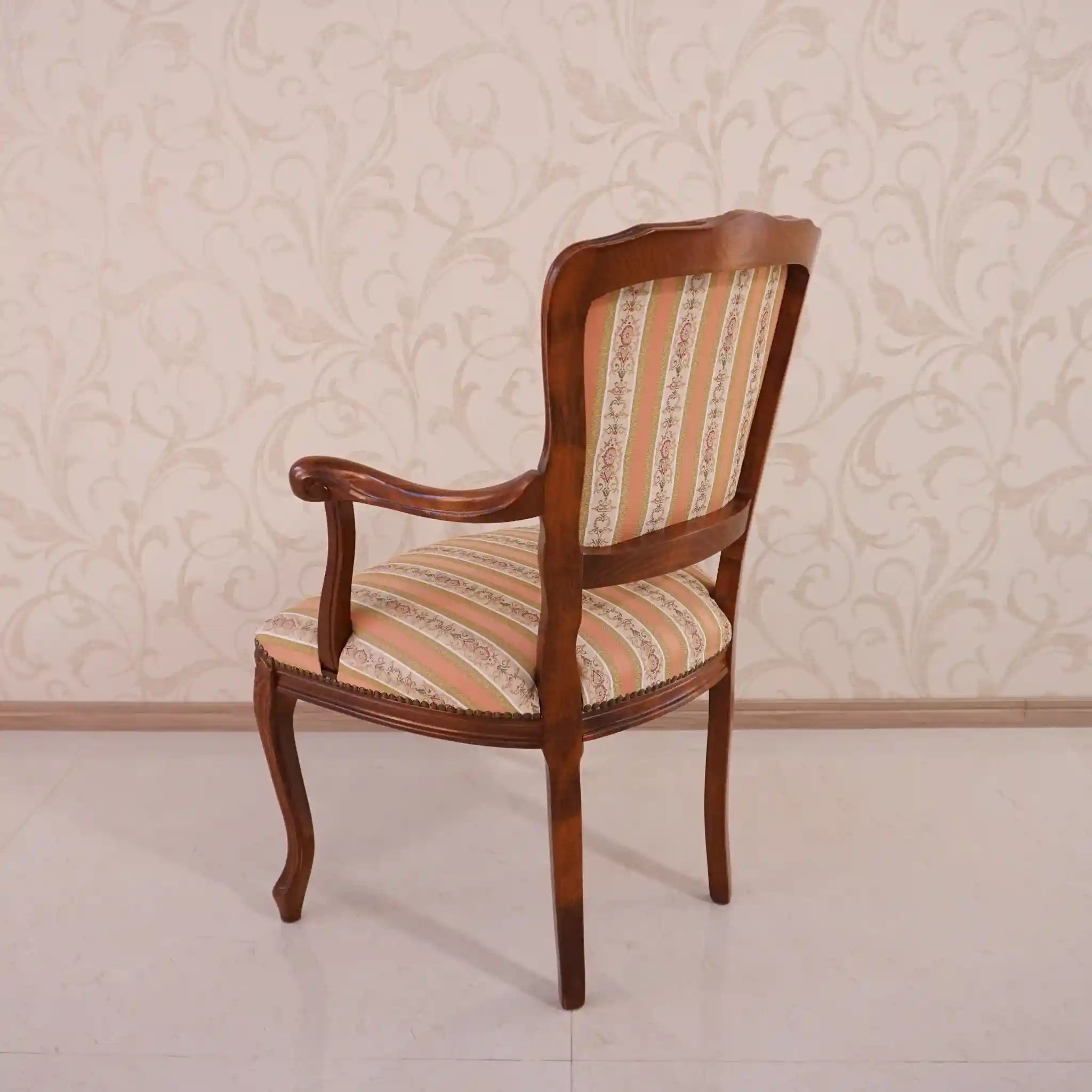 【アンティーク】 アームチェア / ヴェローナクラシック /
/ イタリア