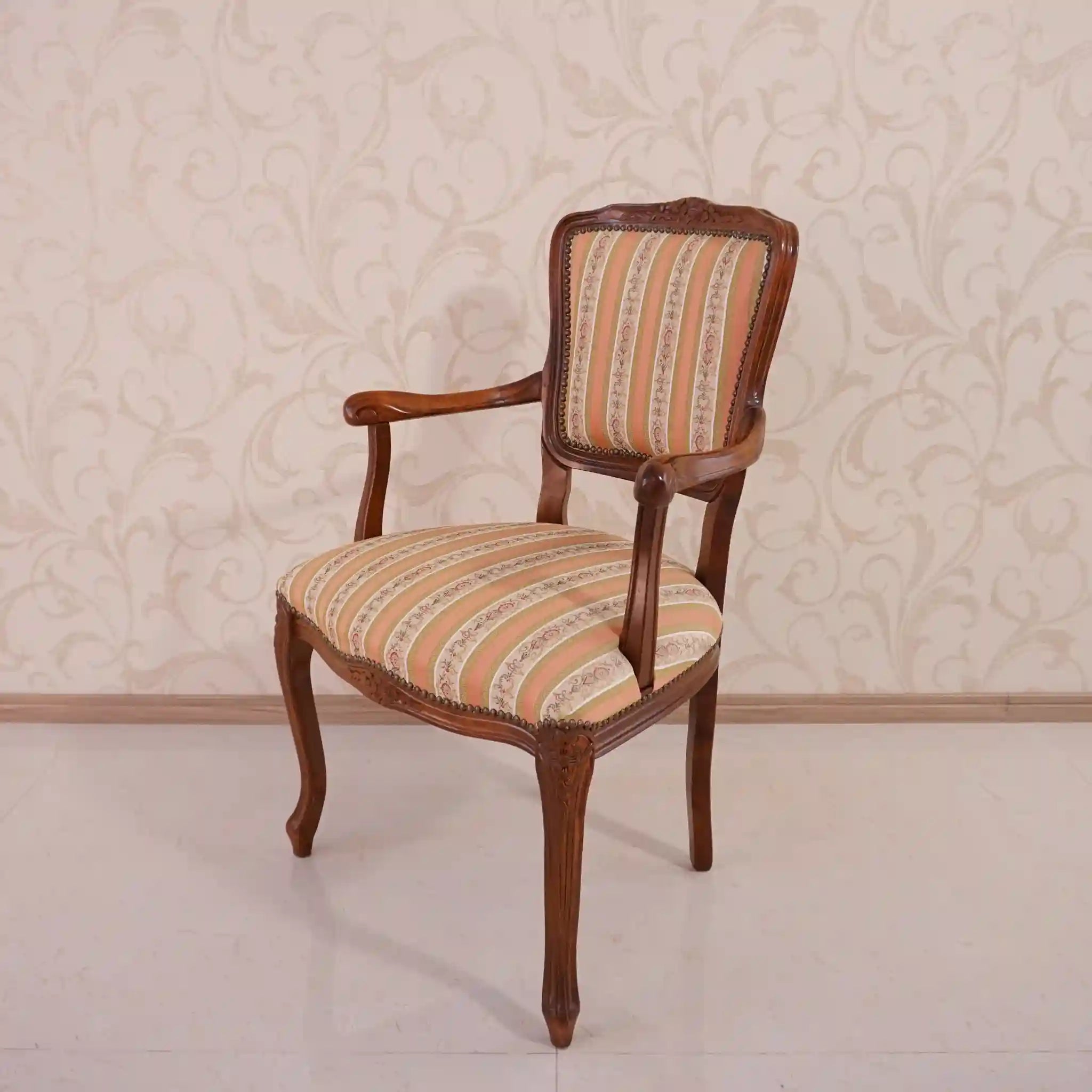 【アンティーク】 アームチェア / ヴェローナクラシック /
/ イタリア