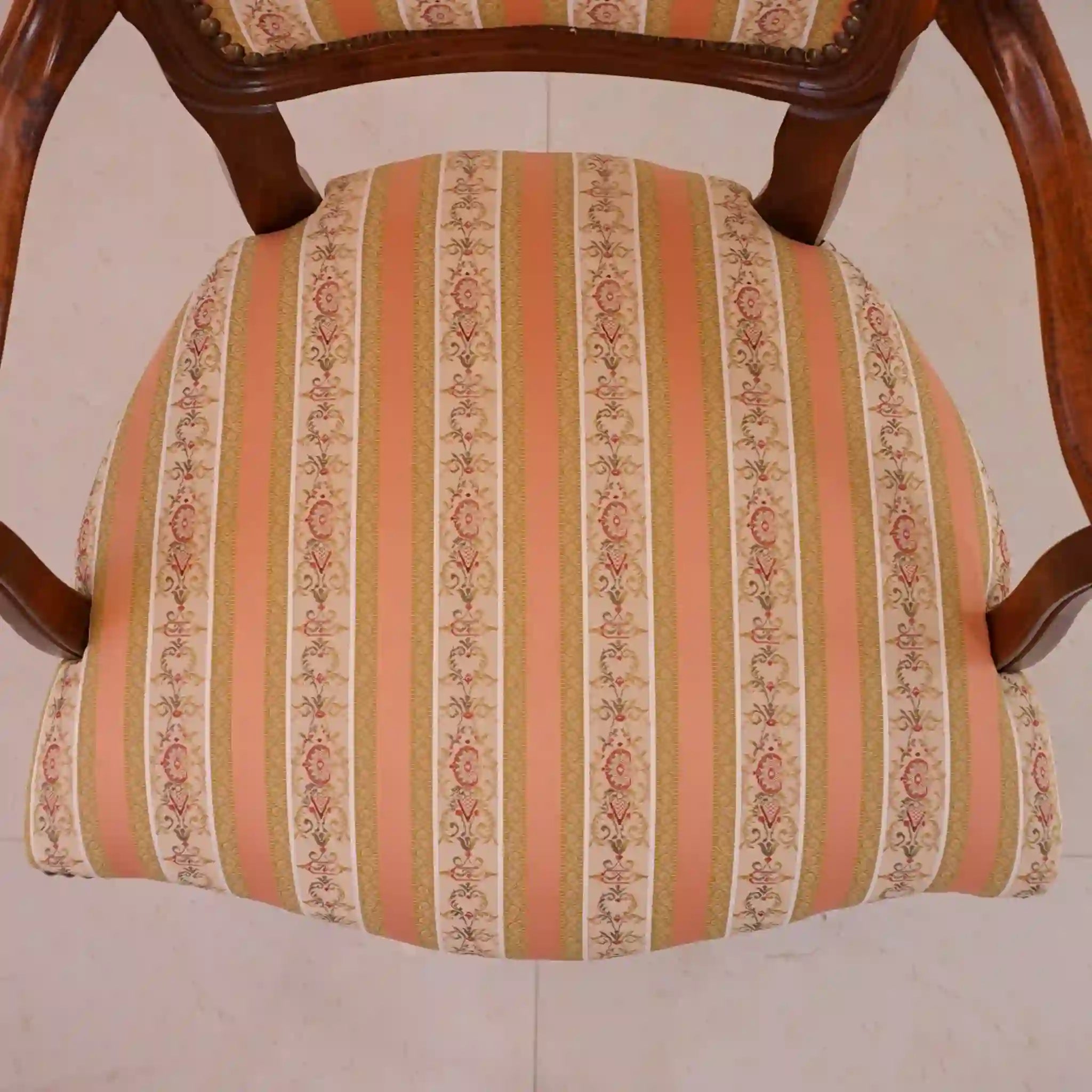 【アンティーク】 アームチェア / ヴェローナクラシック /
/ イタリア