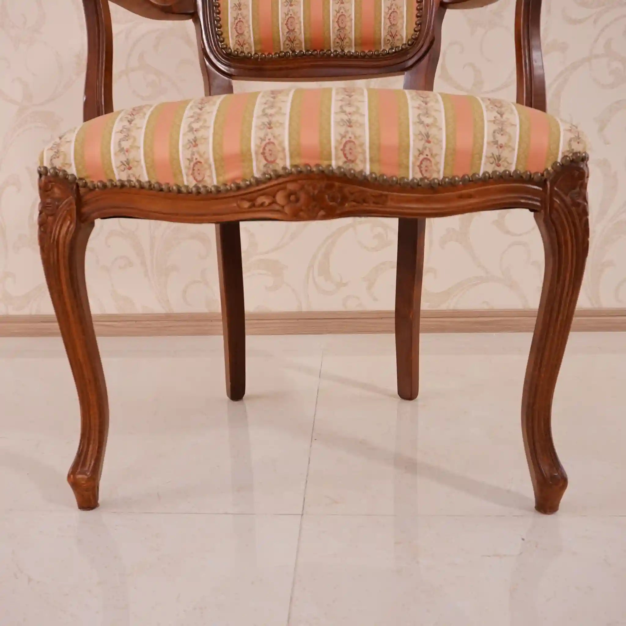 【アンティーク】 アームチェア / ヴェローナクラシック /
/ イタリア