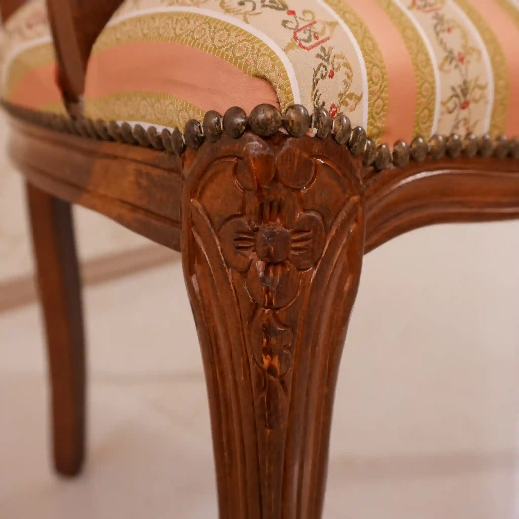 【アンティーク】 アームチェア / ヴェローナクラシック /
/ イタリア