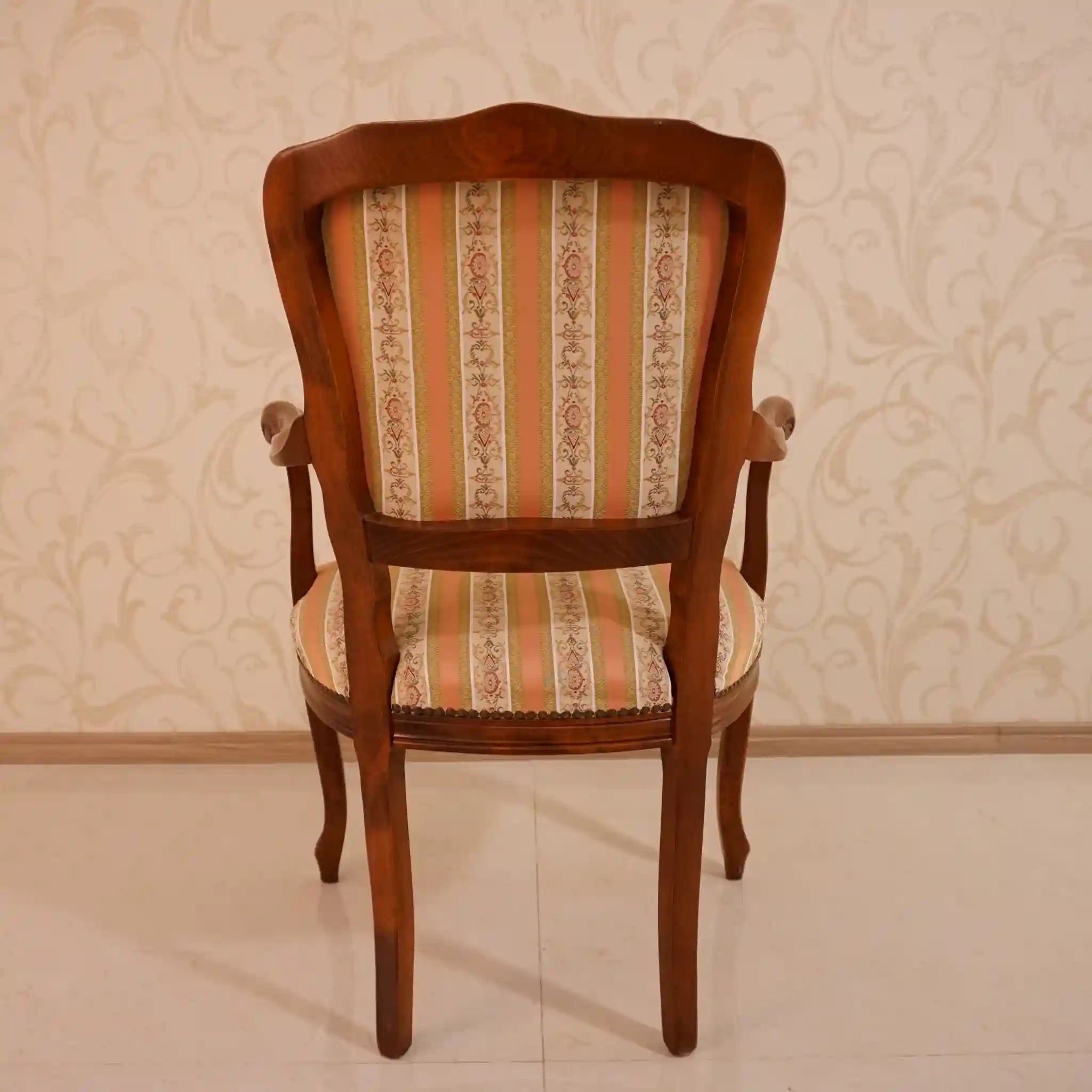 【アンティーク】 アームチェア / ヴェローナクラシック /
/ イタリア