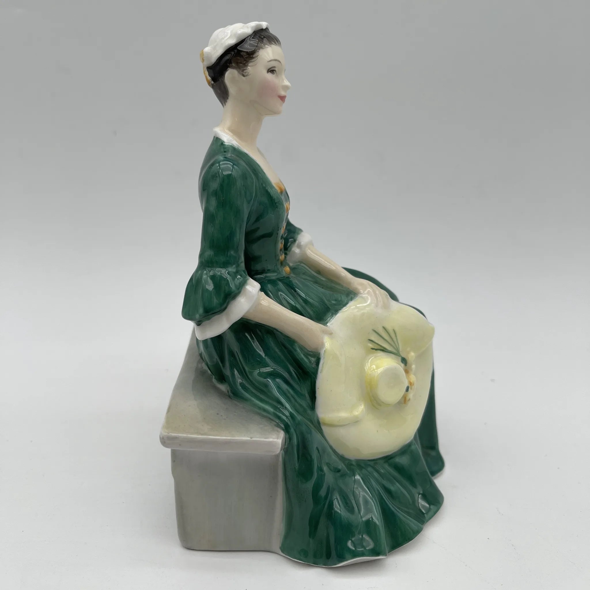 【复古】陶俑(陶俑)/ Royal Doulton(皇家道尔顿)/ A Lady from Williamsburg /推测1960-1980年代/ Bone China /英国/手绘