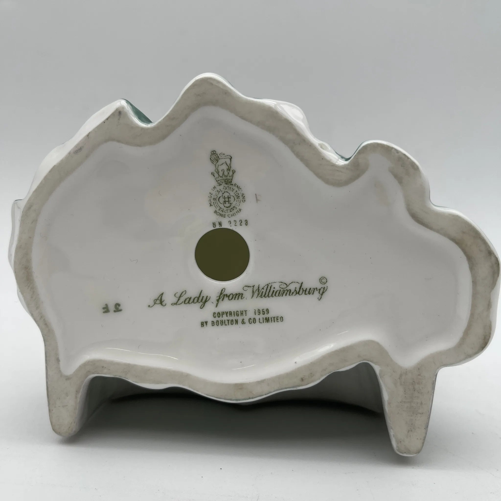 【复古】陶俑(陶俑)/ Royal Doulton(皇家道尔顿)/ A Lady from Williamsburg /推测1960-1980年代/ Bone China /英国/手绘
