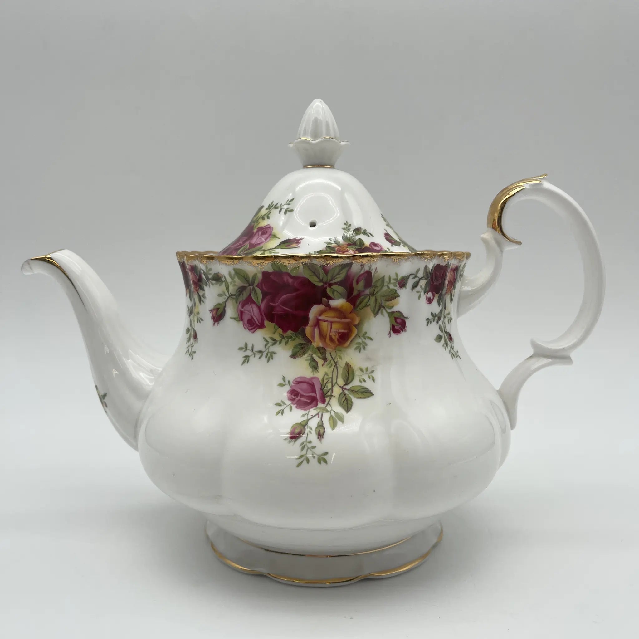 【复古】茶壶/ Royal Albert / Old Country Roses / 1962-1973年/ Bone China /英国/蒙特罗舍普, 植物艺术,金彩