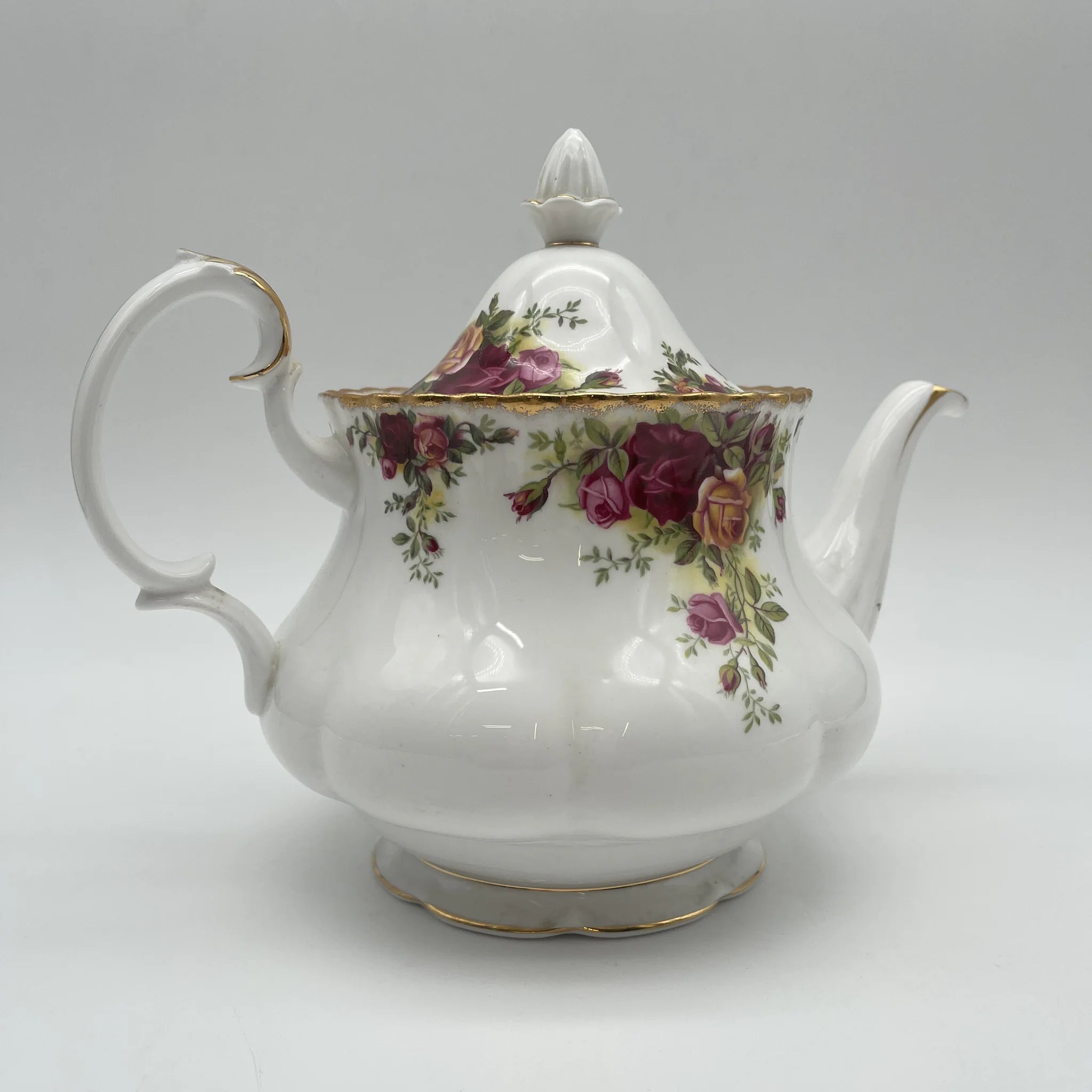 【复古】茶壶/ Royal Albert / Old Country Roses / 1962-1973年/ Bone China /英国/蒙特罗舍普, 植物艺术,金彩