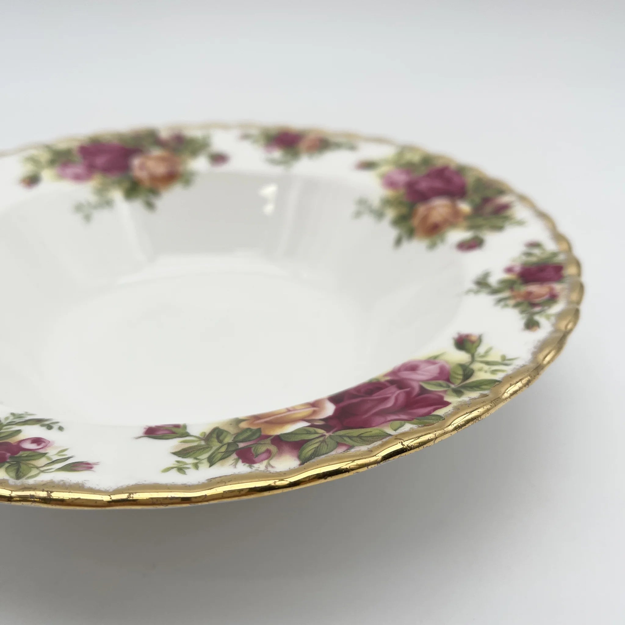 【复古】深盘/ Royal Albert / Old Country Roses / 1973-1993年/ Bone China /英国/ 彩色边缘,植物艺术,金彩
