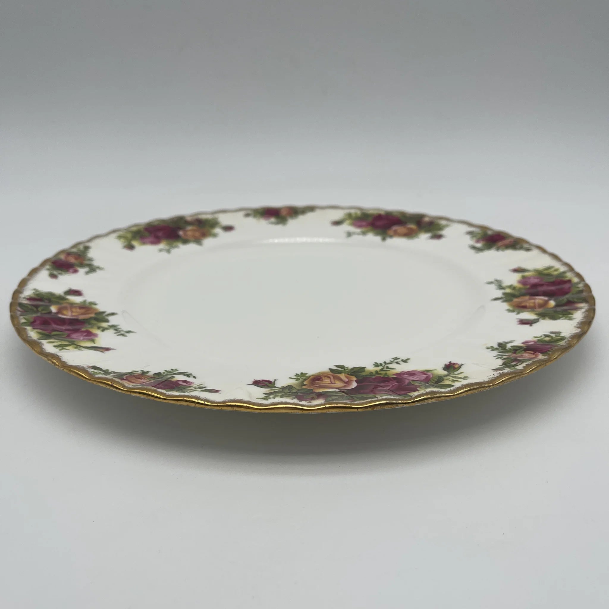 【ビンテージ】 ディナープレート (メイン皿) / ROYAL ALBERT (ロイヤルアルバート) / Old Country Roses / 1962-2002年 / Bone China / イギリス / スカラップド・エッジ, ボタニカルアート, 金彩