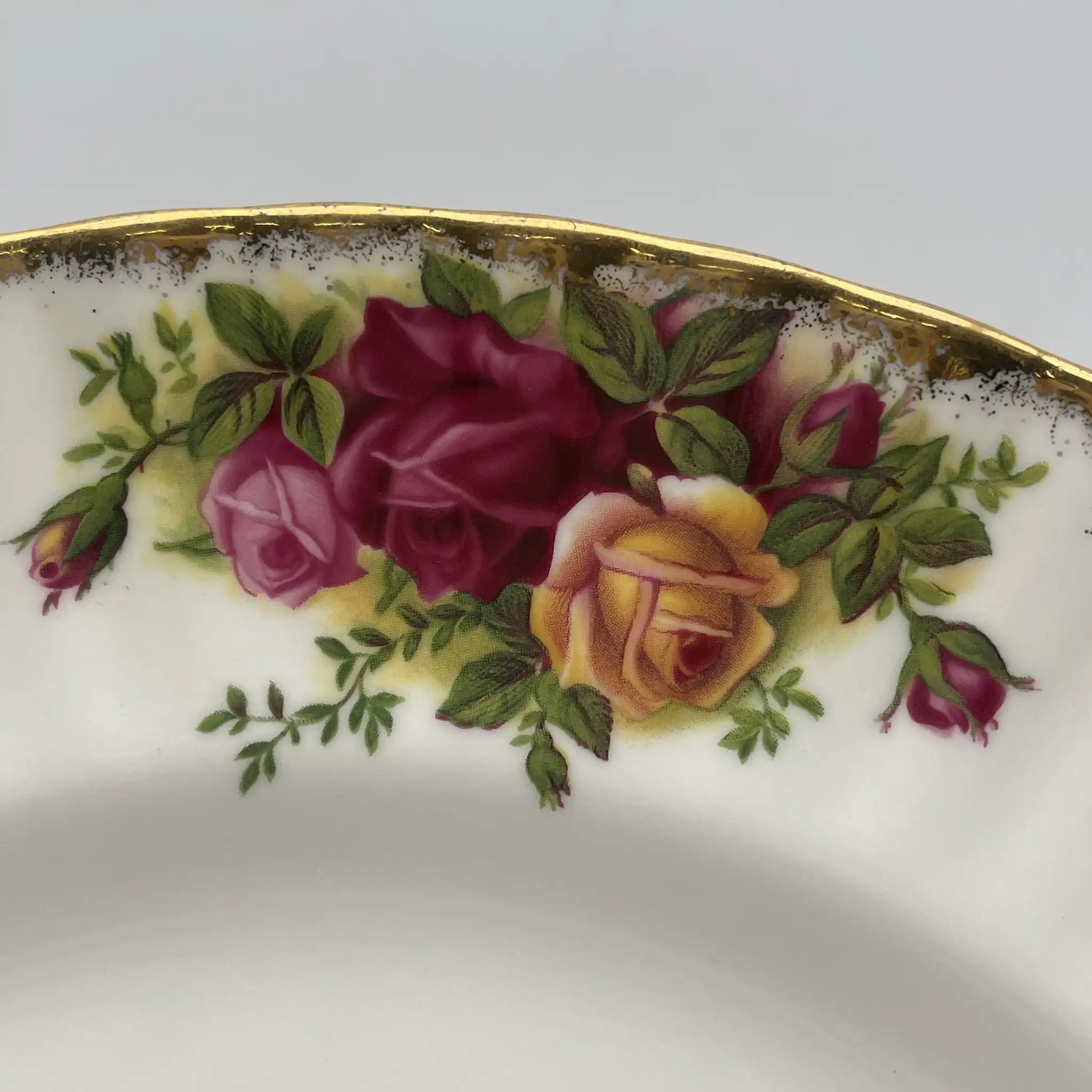 【复古】餐盘/ Royal Albert / Old Country Roses / 1962-2002年/ Bone China /英国/ 彩色边缘,植物艺术,金彩