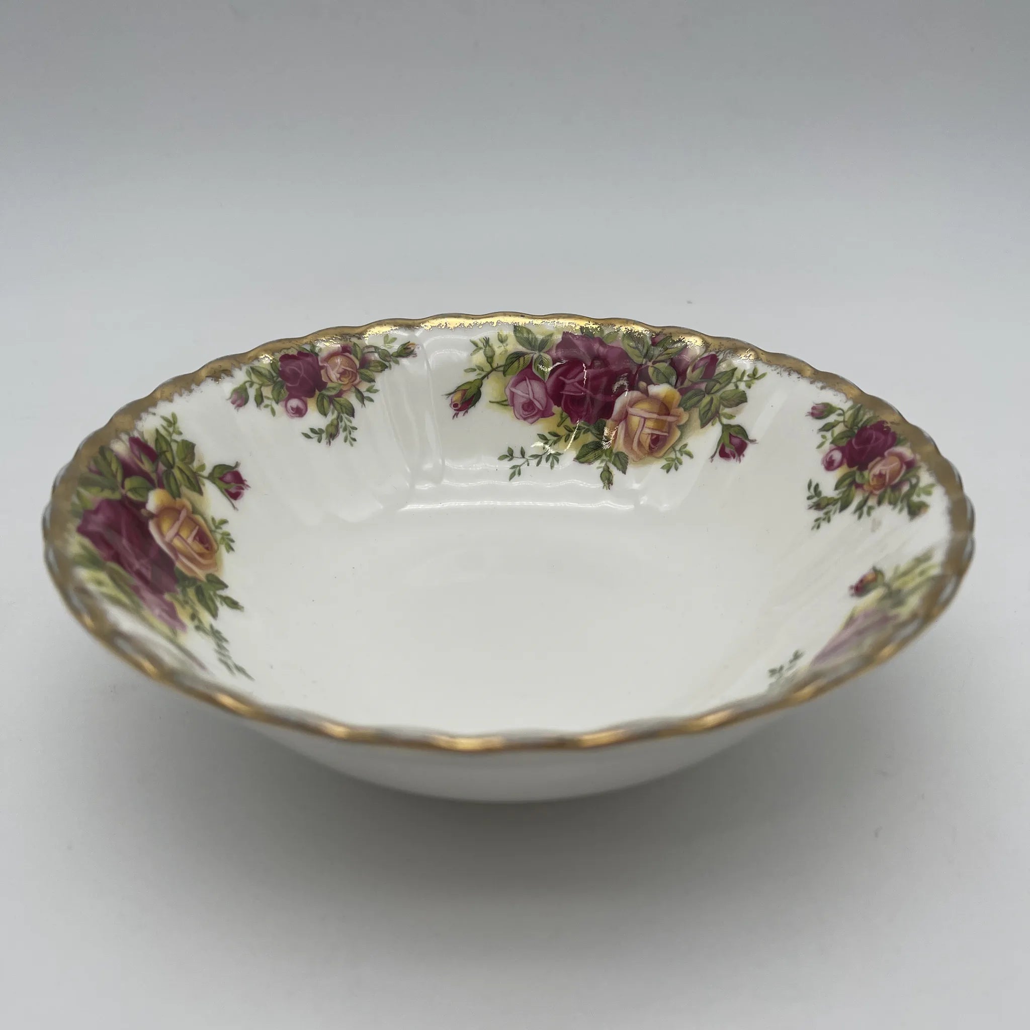 【葡萄酒】谷物碗(中碗)/ Royal Albert / Old Country Roses / 1962-2002 / Bone China /英国/ 彩色边缘,植物艺术,金彩