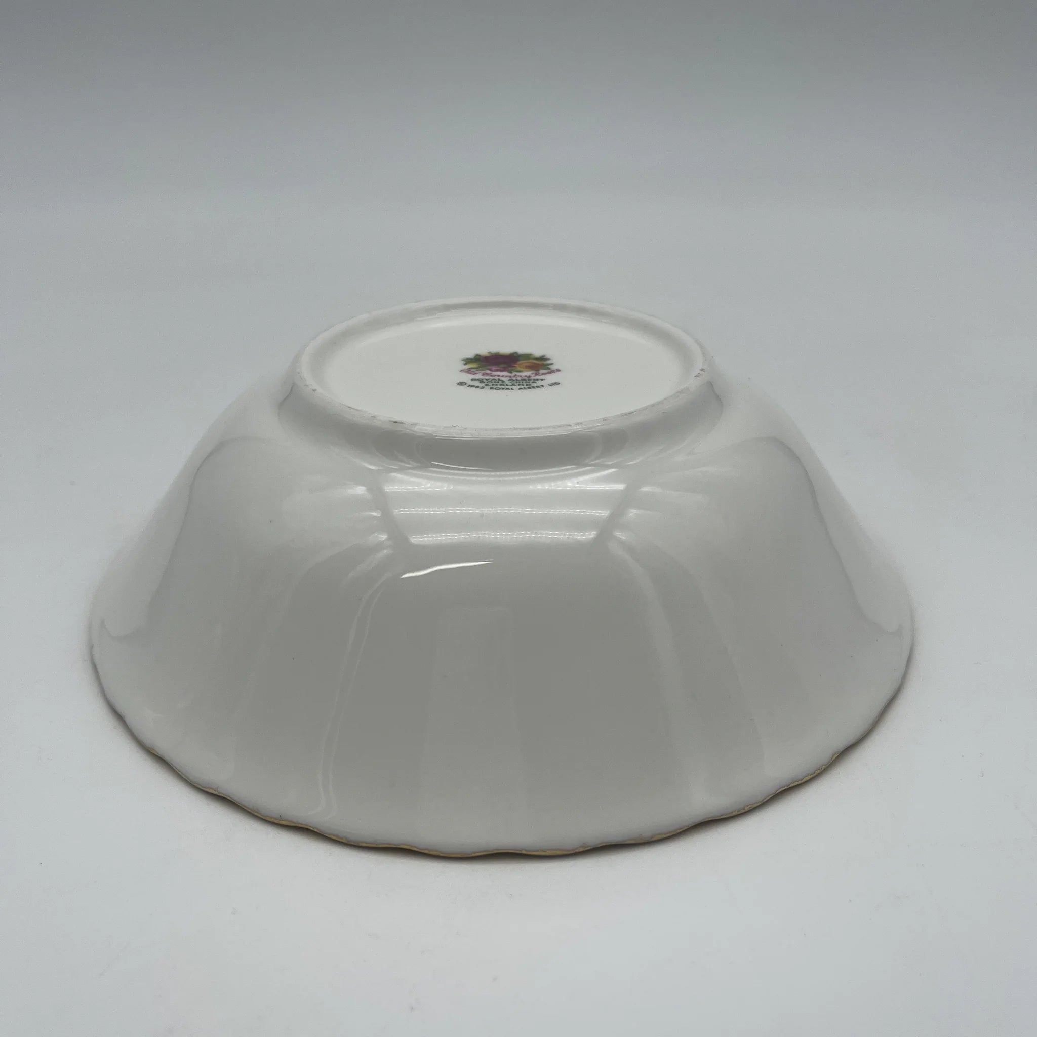 【葡萄酒】谷物碗(中碗)/ Royal Albert / Old Country Roses / 1962-2002 / Bone China /英国/ 彩色边缘,植物艺术,金彩
