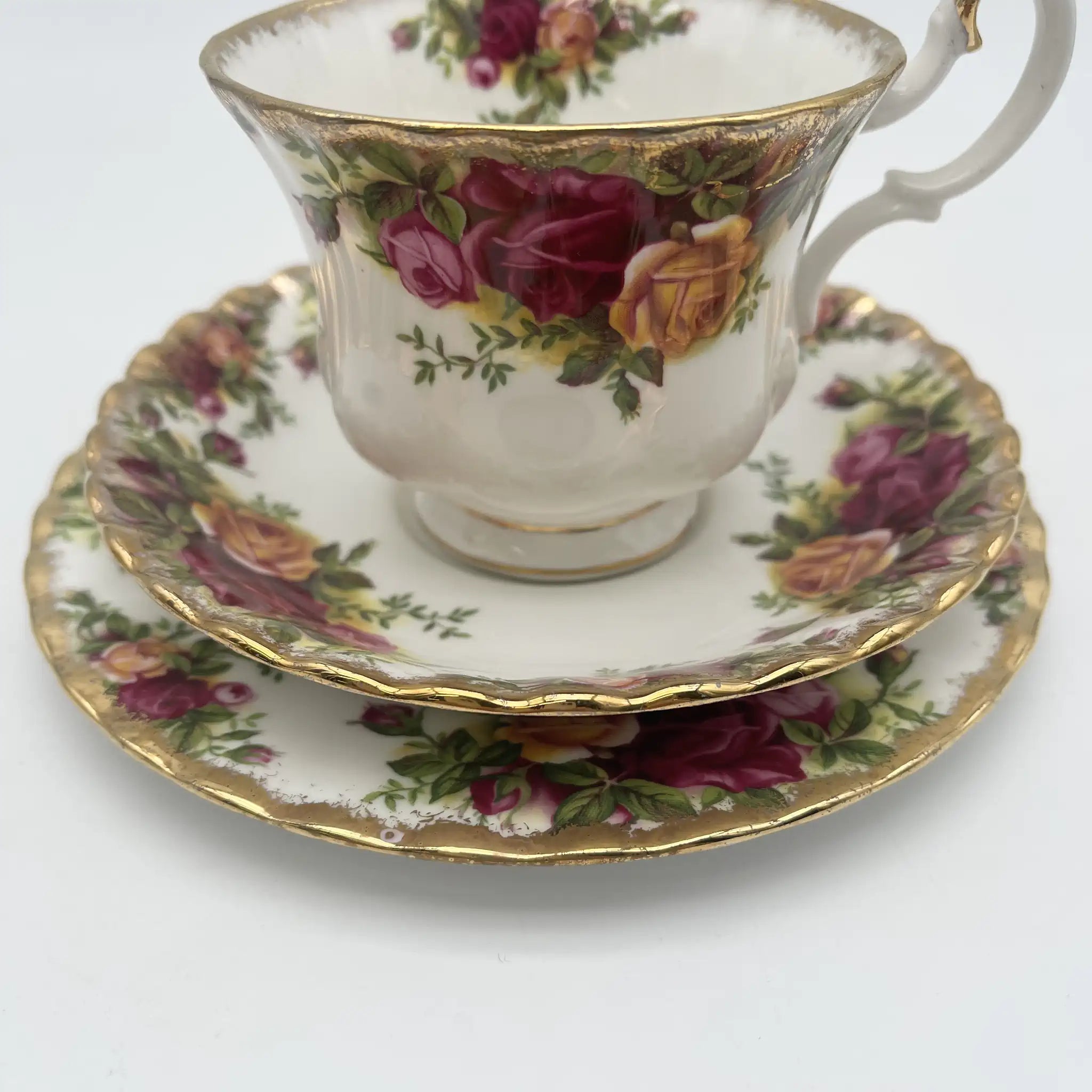 【复古】三重奏(杯子和碟子, 甜点盘)2p / Royal Albert / Old Country Roses / 1962-2002年/ Bone China /英国/ montros shapes, 植物艺术,金彩